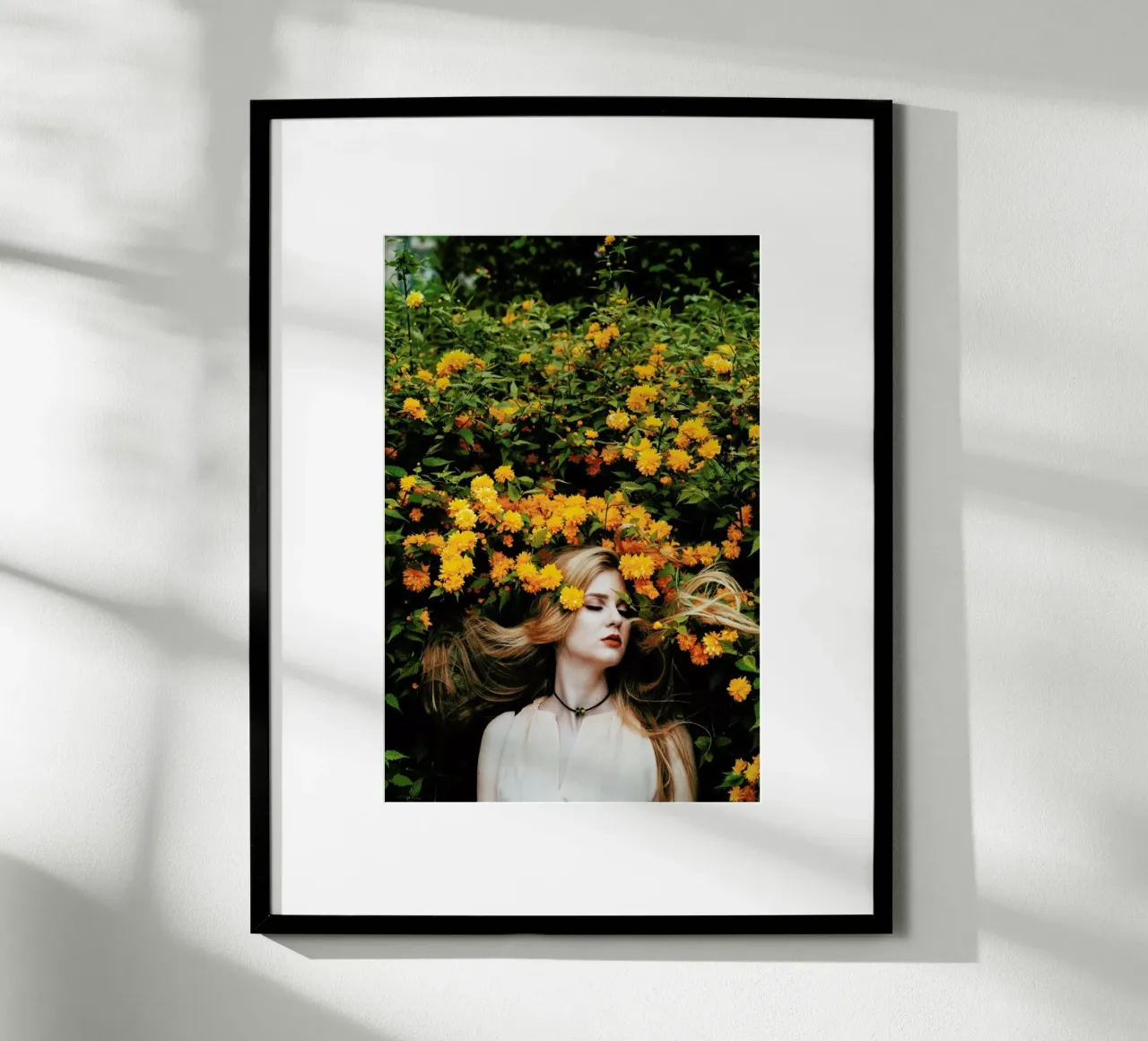 Yellow poster con telaio in plastica da Jovana Rikalo