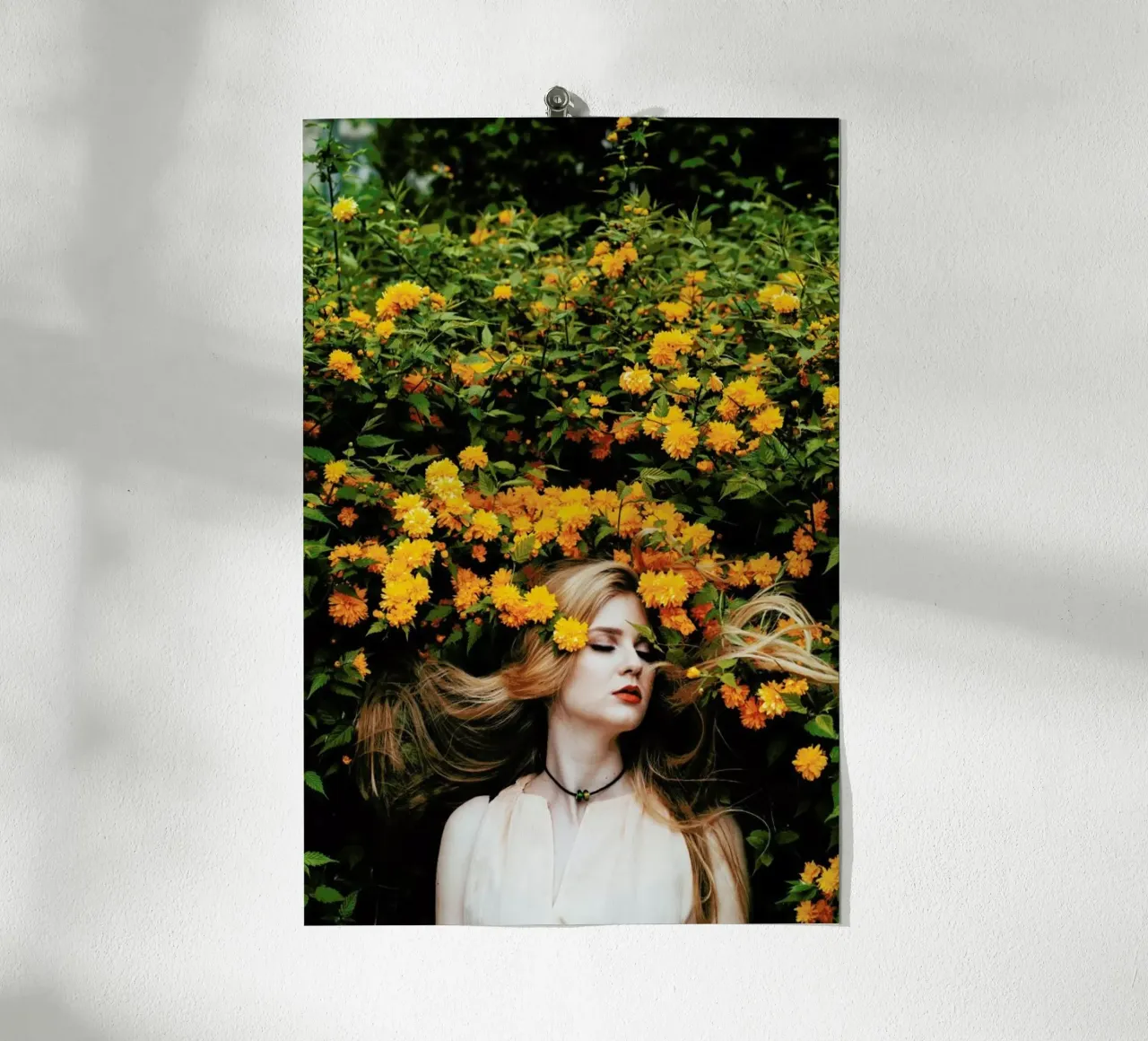 Yellow poster con telaio in plastica da Jovana Rikalo
