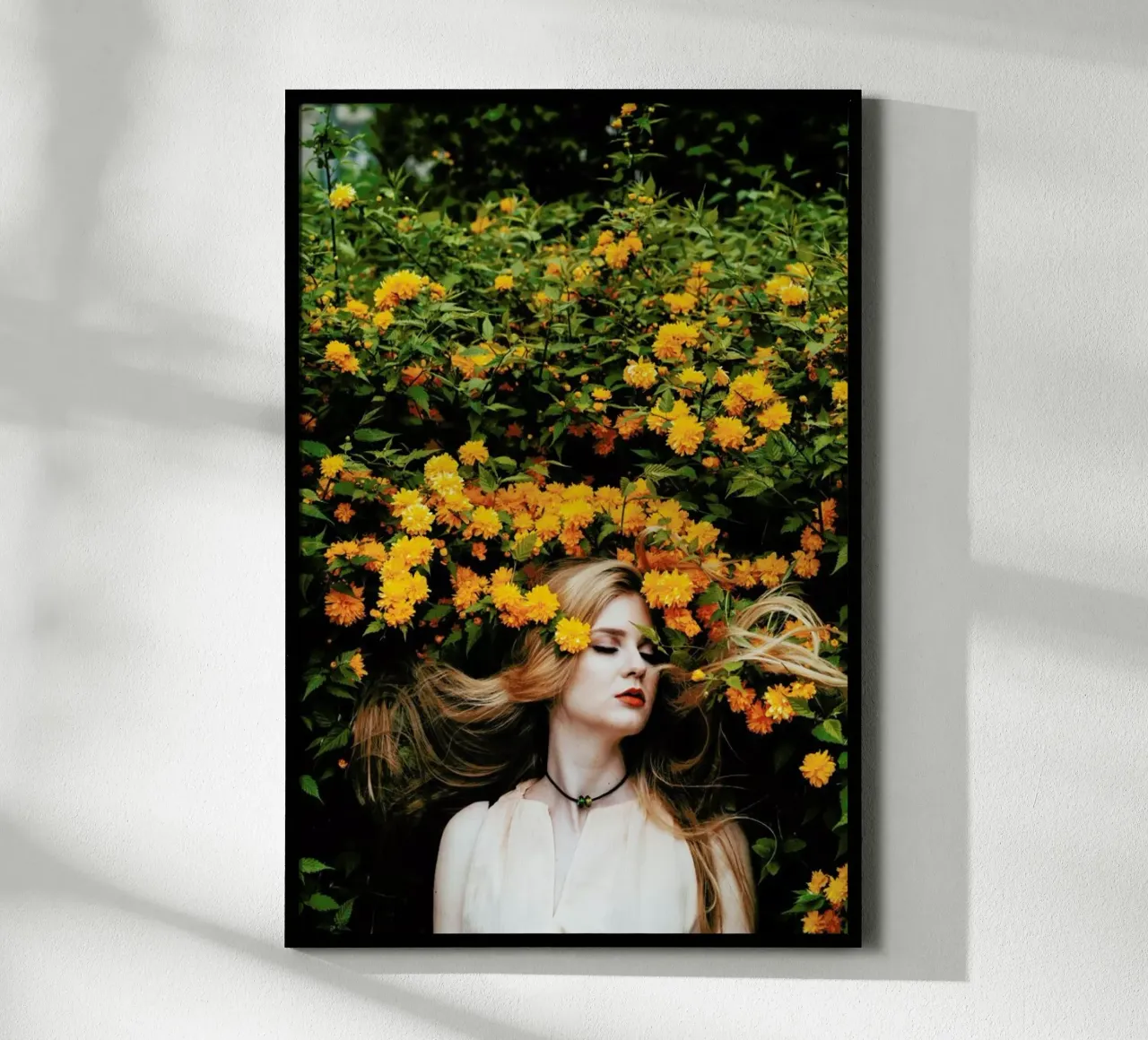 Yellow poster con telaio in plastica da Jovana Rikalo