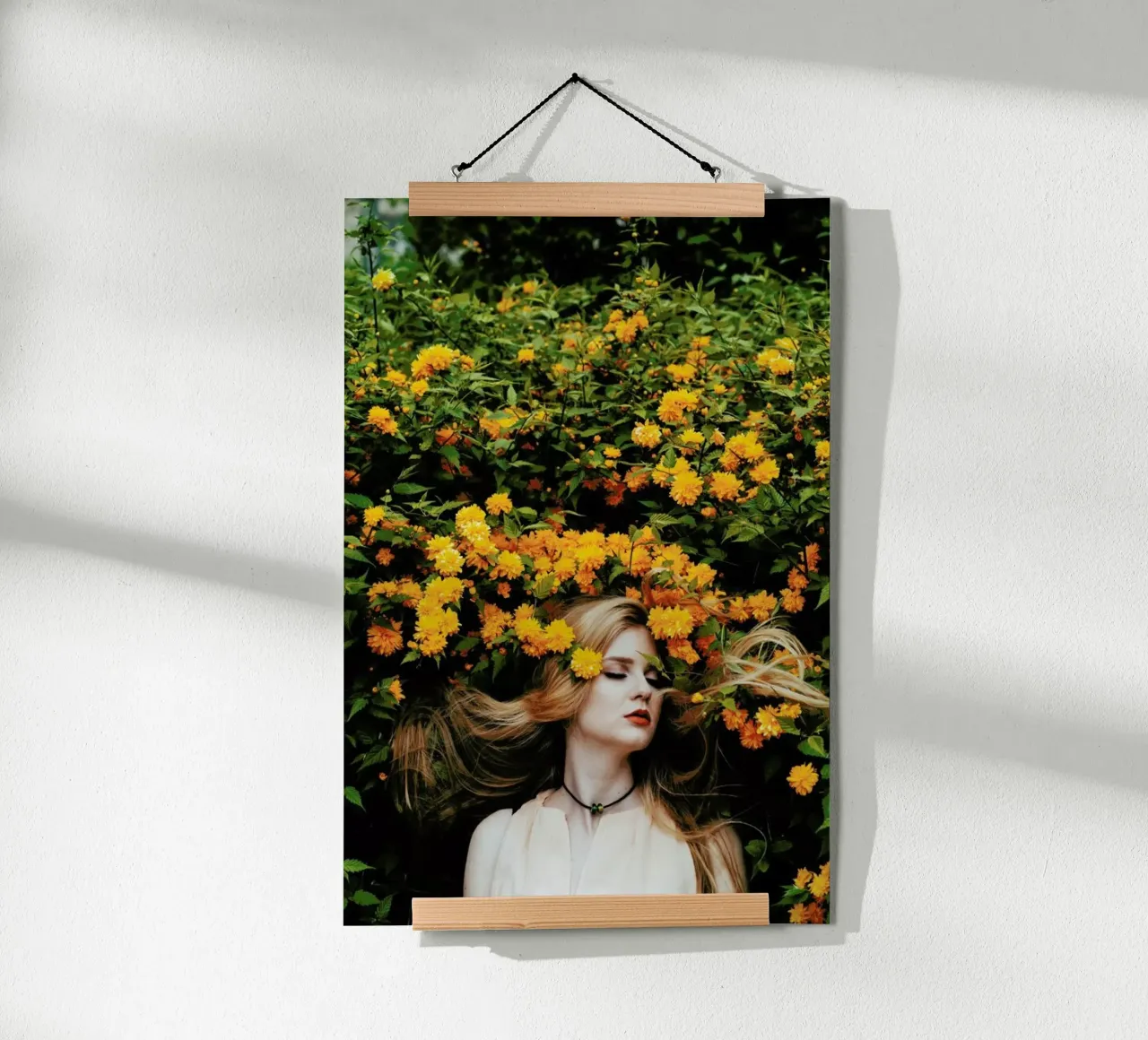 Yellow poster con telaio in plastica da Jovana Rikalo