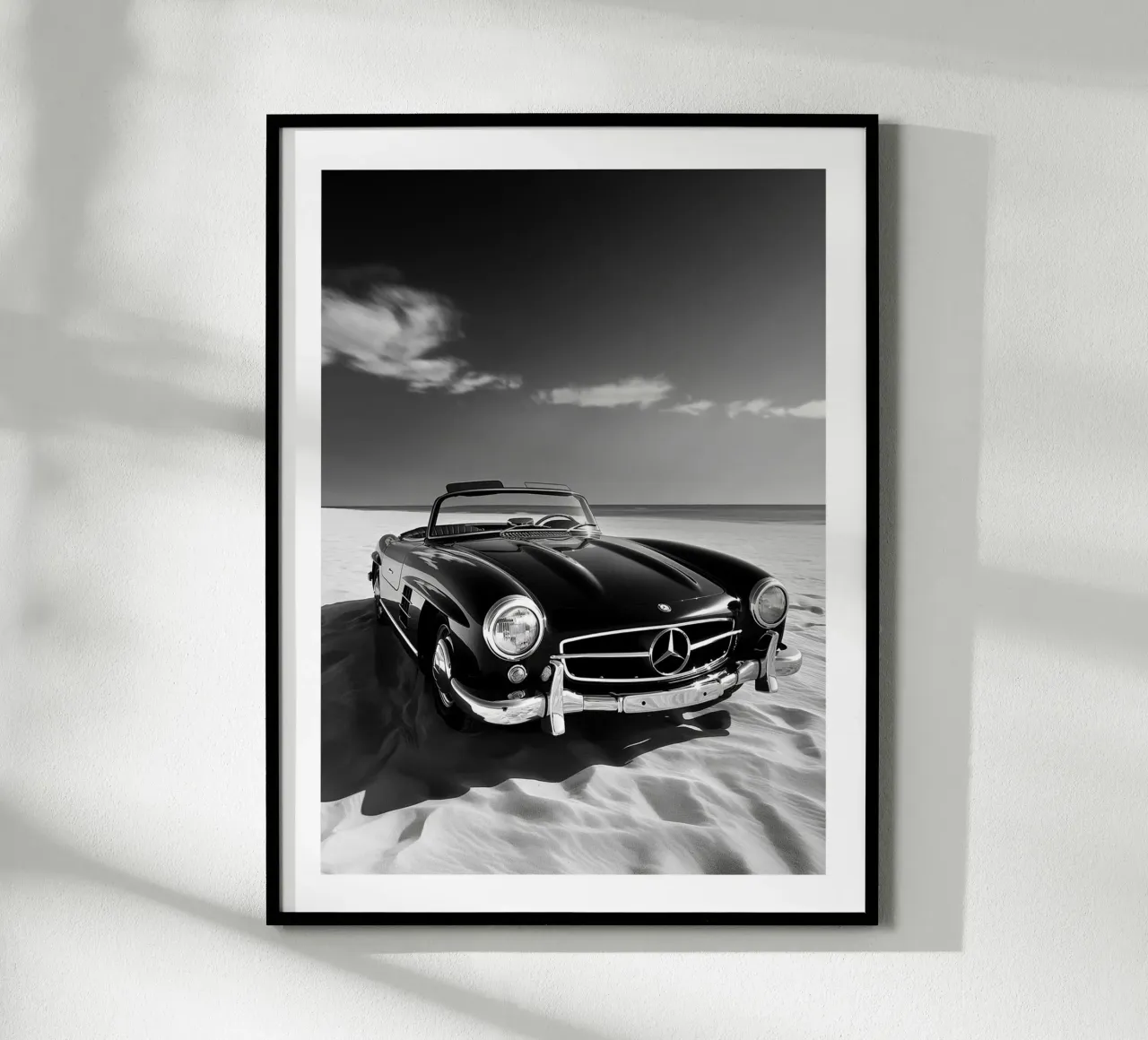 Mercedes d'epoca sulla spiaggia poster con telaio in plastica da Monochrome