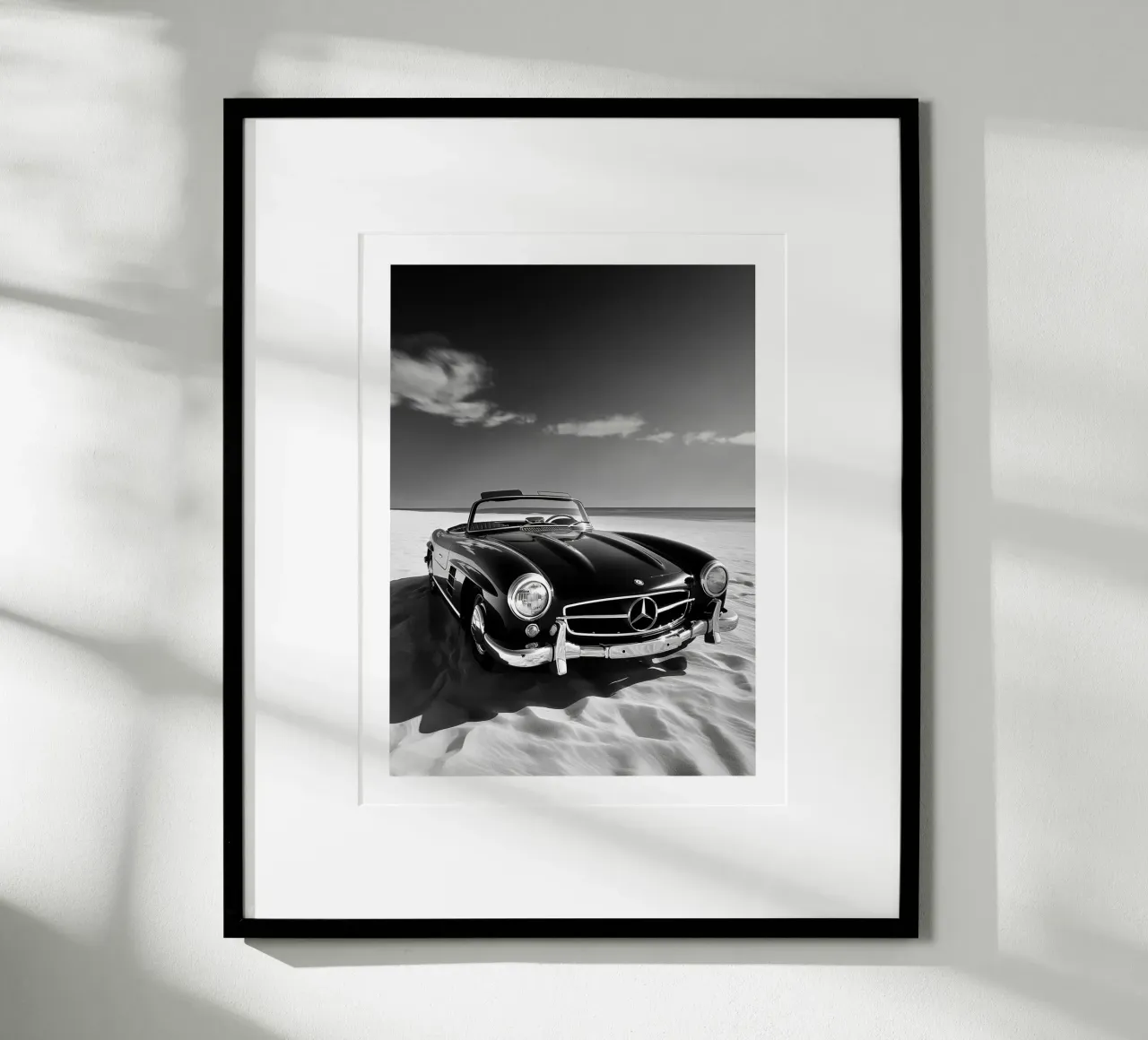 Mercedes d'epoca sulla spiaggia poster con telaio in plastica da Monochrome