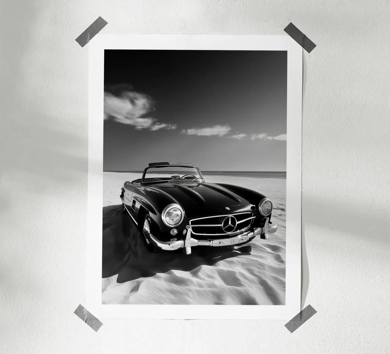 Mercedes d'epoca sulla spiaggia poster con telaio in plastica da Monochrome