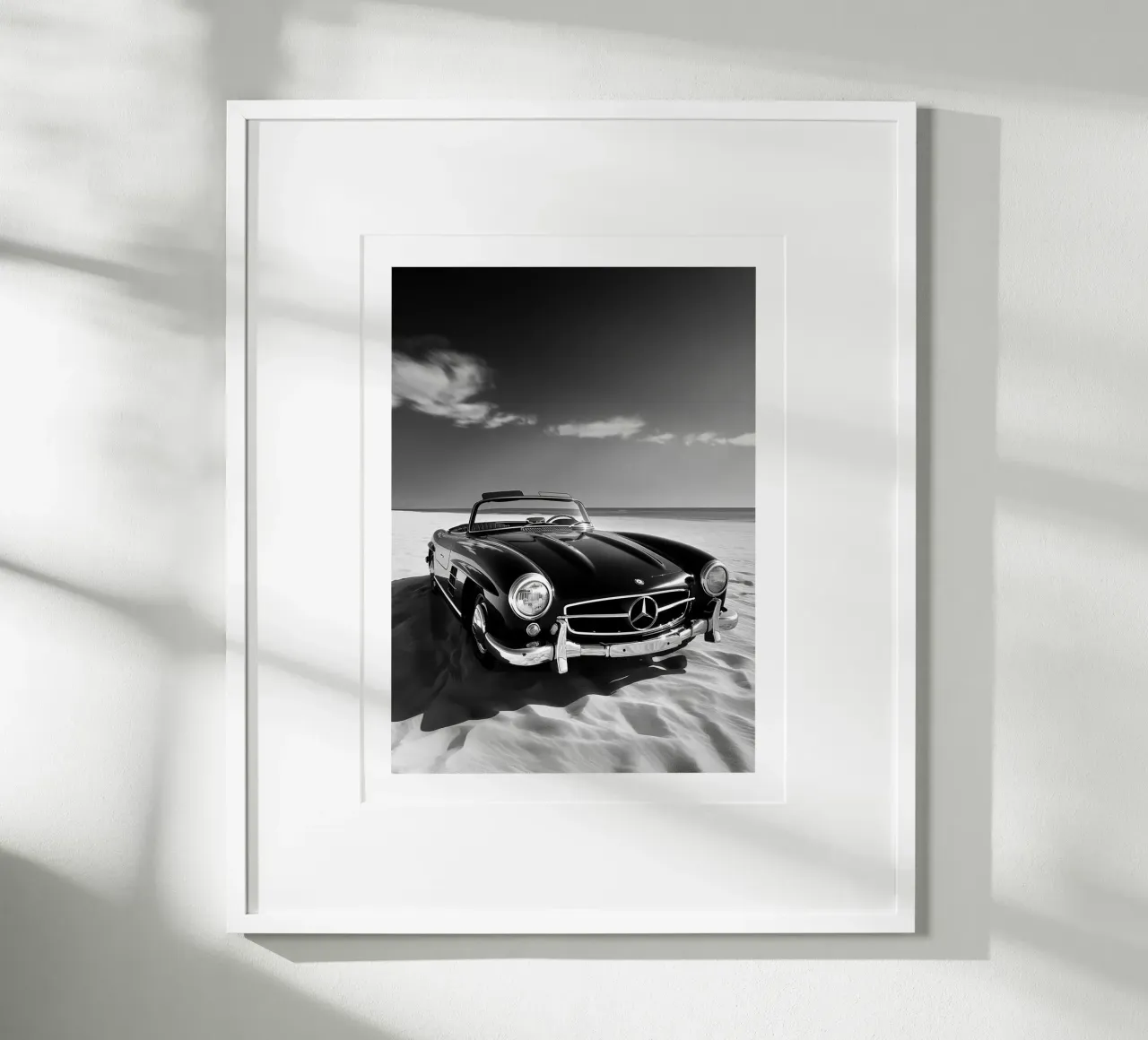Mercedes d'epoca sulla spiaggia poster con telaio in plastica da Monochrome