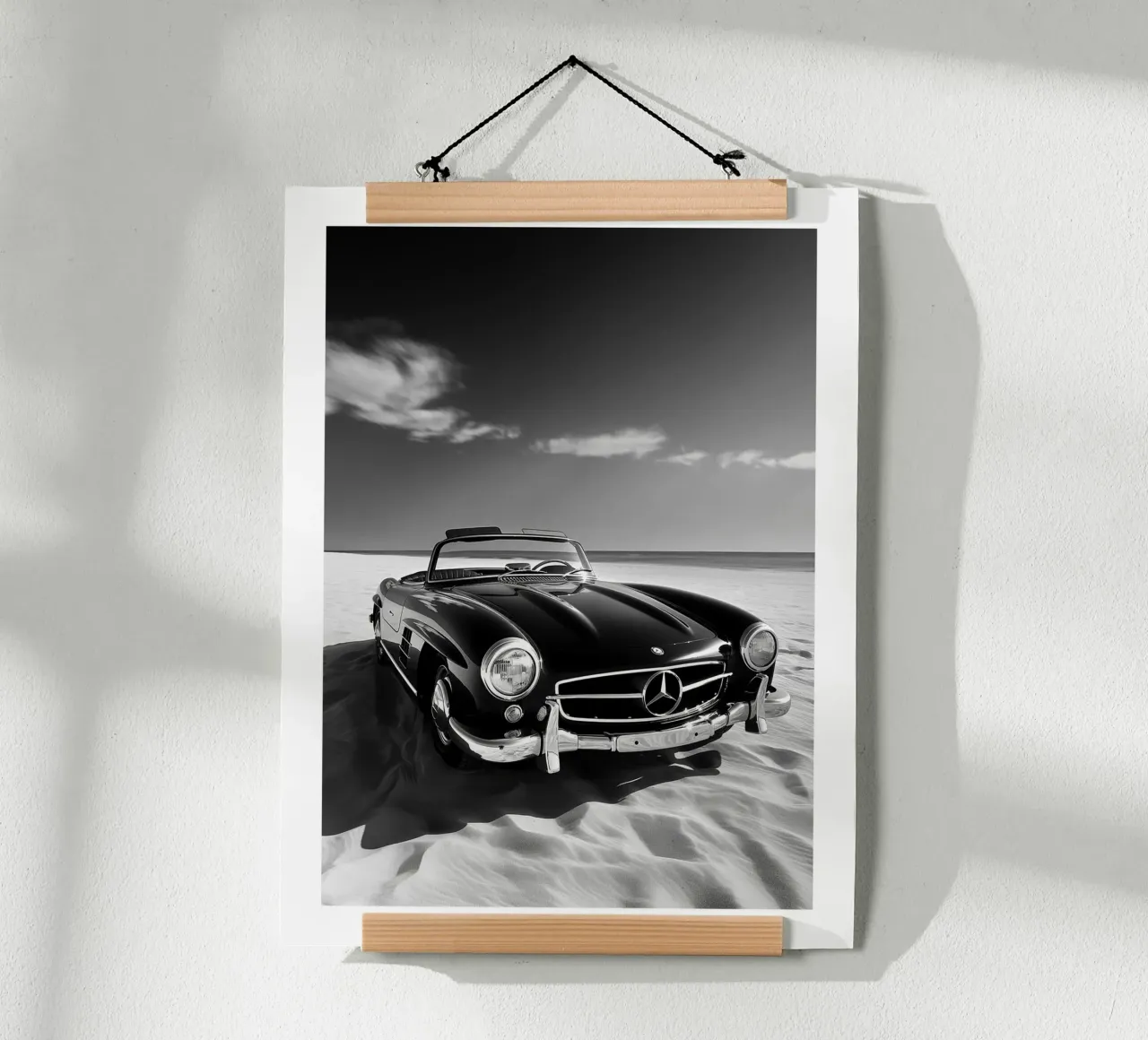 Mercedes d'epoca sulla spiaggia poster con telaio in plastica da Monochrome