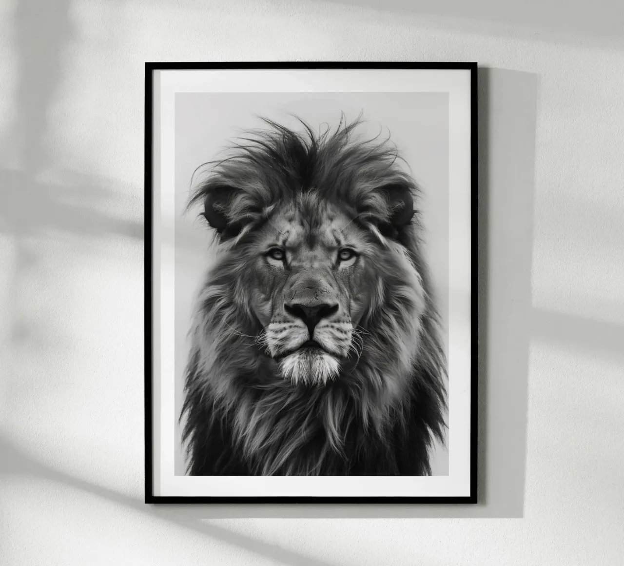 Maestoso ritratto di un leone poster con telaio in alluminio da Monochrome