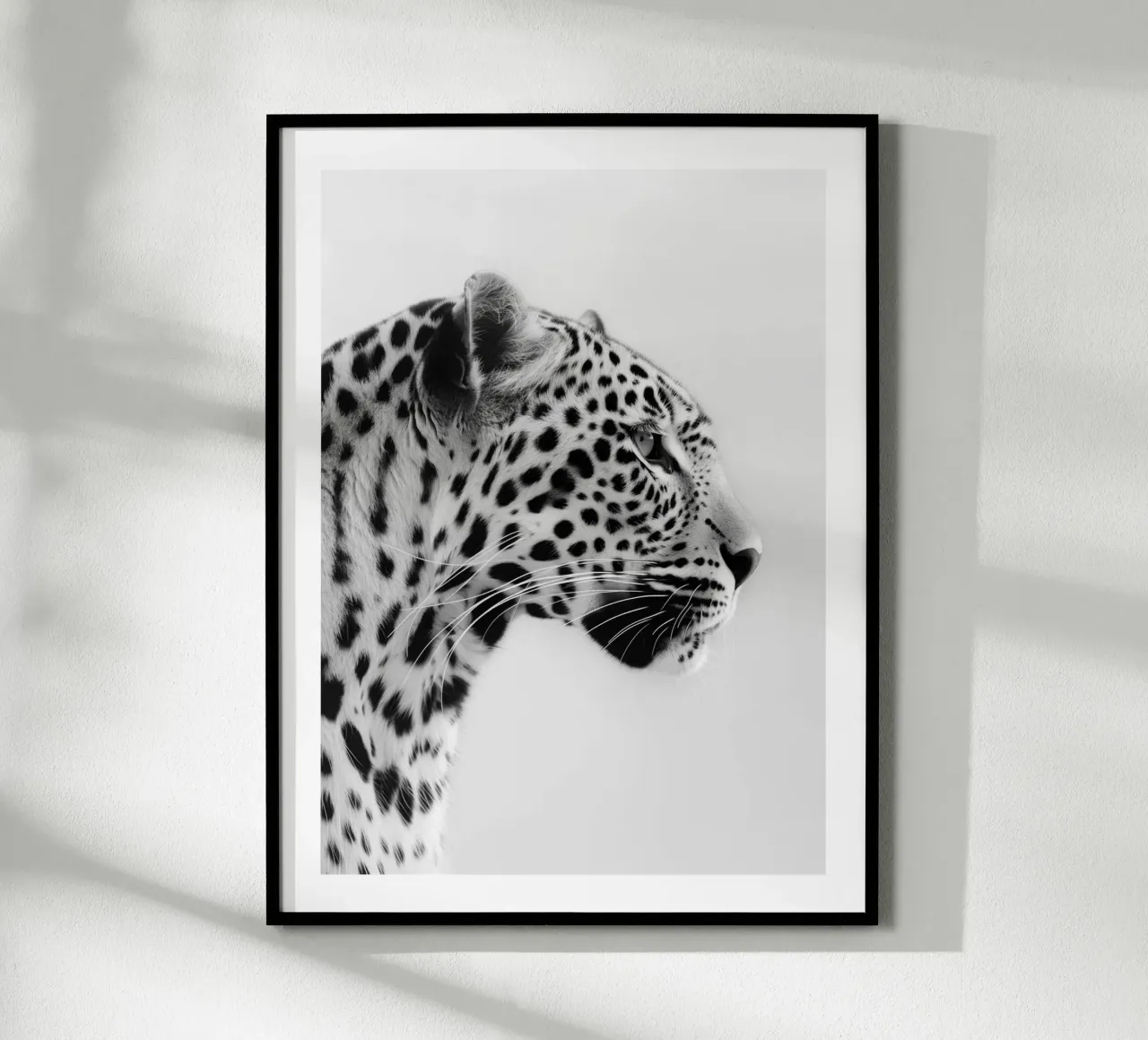 Elegante ritratto di leopardo poster con telaio in plastica da Monochrome