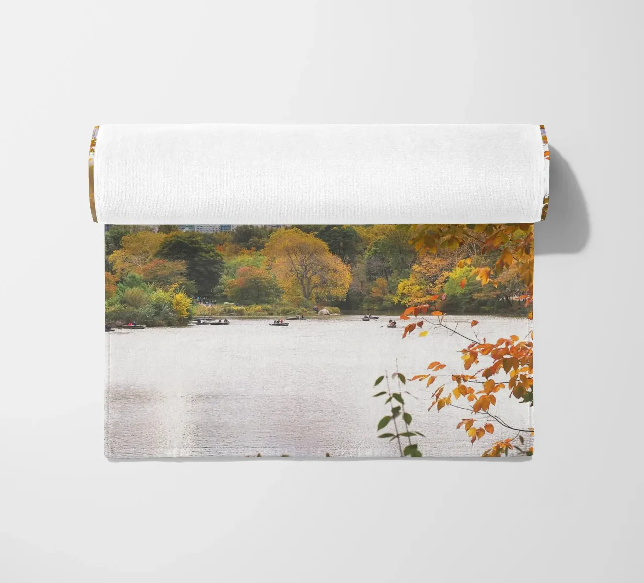 New York, VS I Central Park meer in de natuur bokeh strandhanddoek van Julie Travel Photography