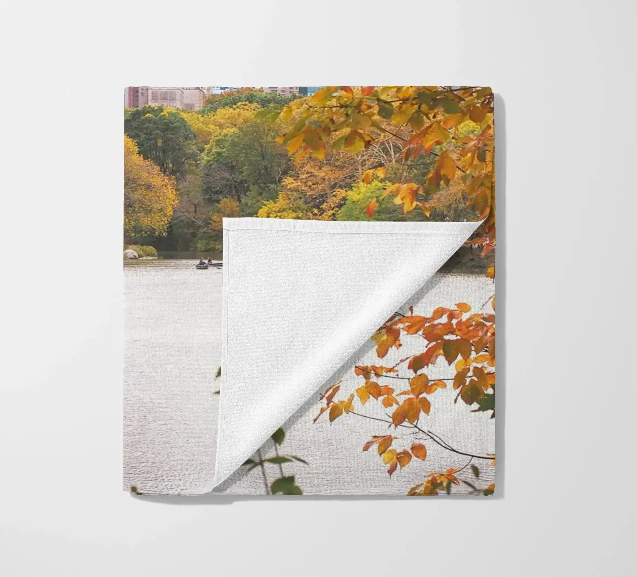 New York, VS I Central Park meer in de natuur bokeh strandhanddoek van Julie Travel Photography