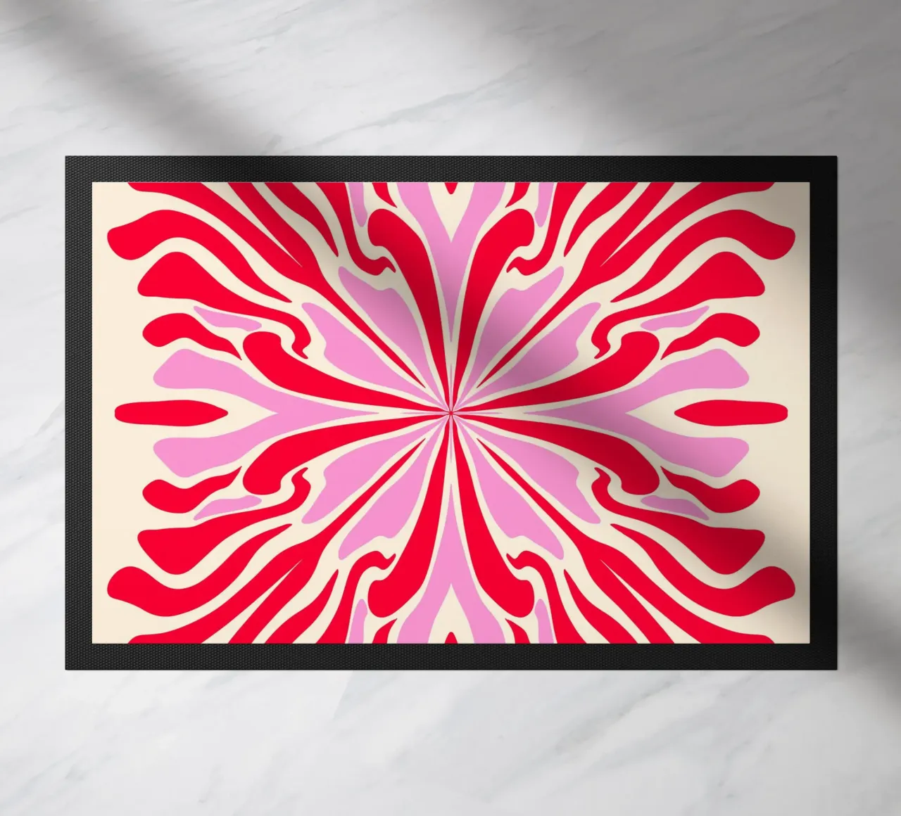 Pétalos simétricos psicodélicos abstractos rosa y rojo felpudo de Wackapacka