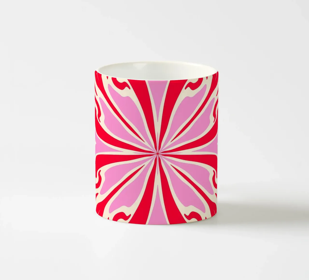 Pétalos simétricos psicodélicos abstractos rosa y rojo taza de cerámica de Wackapacka