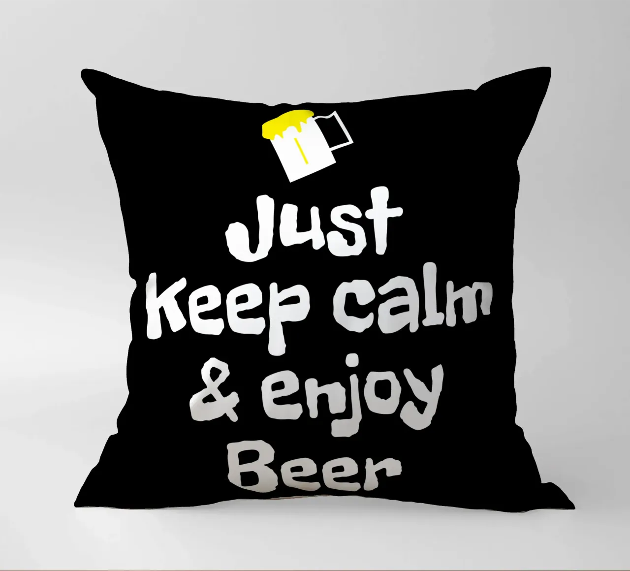 Just keep calm and enjoy beer cojín de happieeagle