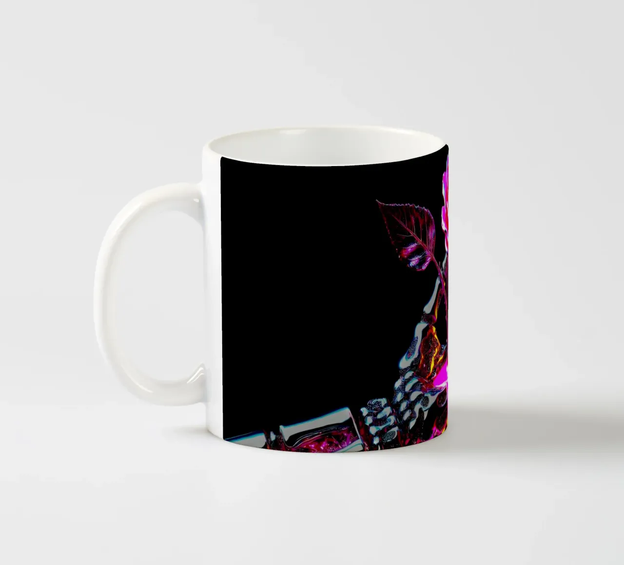 Le rose sono forgiate nel fuoco tazza in ceramica da Metallic Meltdown