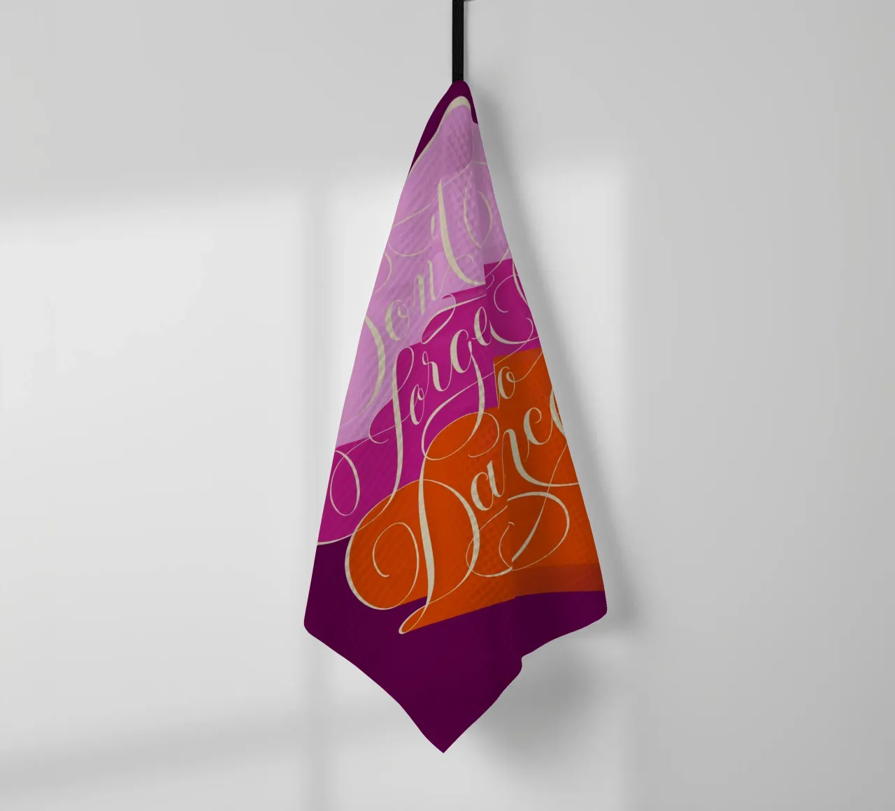 Non dimenticate di ballare. Danzare attraverso la vita. Calligrafia colorata canovaccio da cucina da CalliLetters