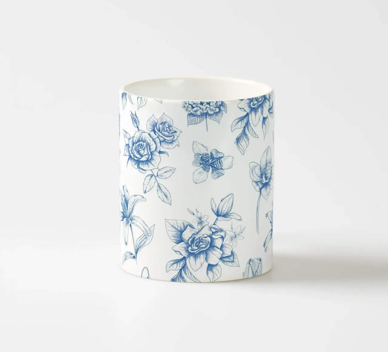 Blue Floral Toile Pattern tazza in ceramica da anisillustration