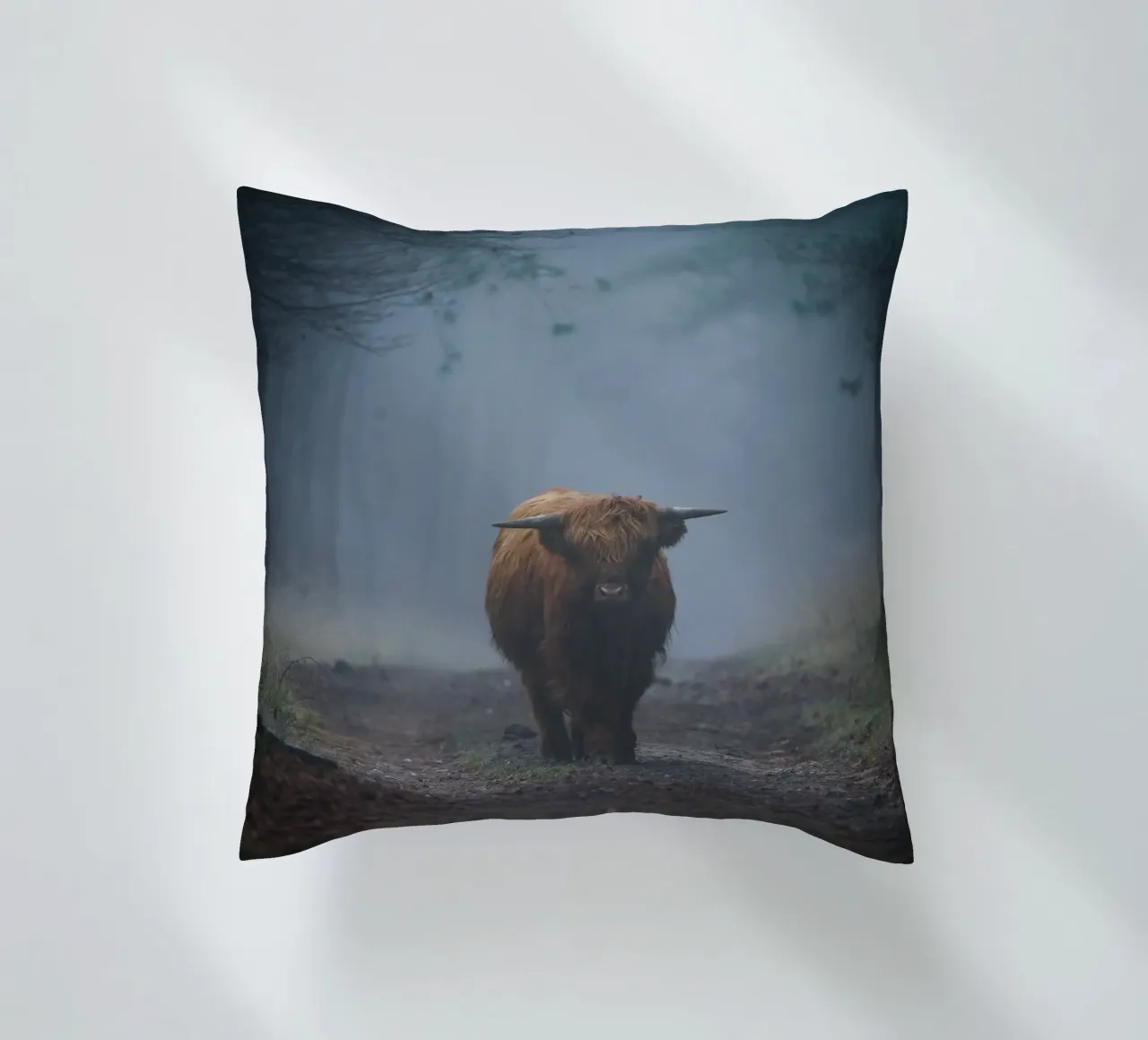 Mucca Highland in una foresta nebbiosa cuscino da Tom's Wildlife