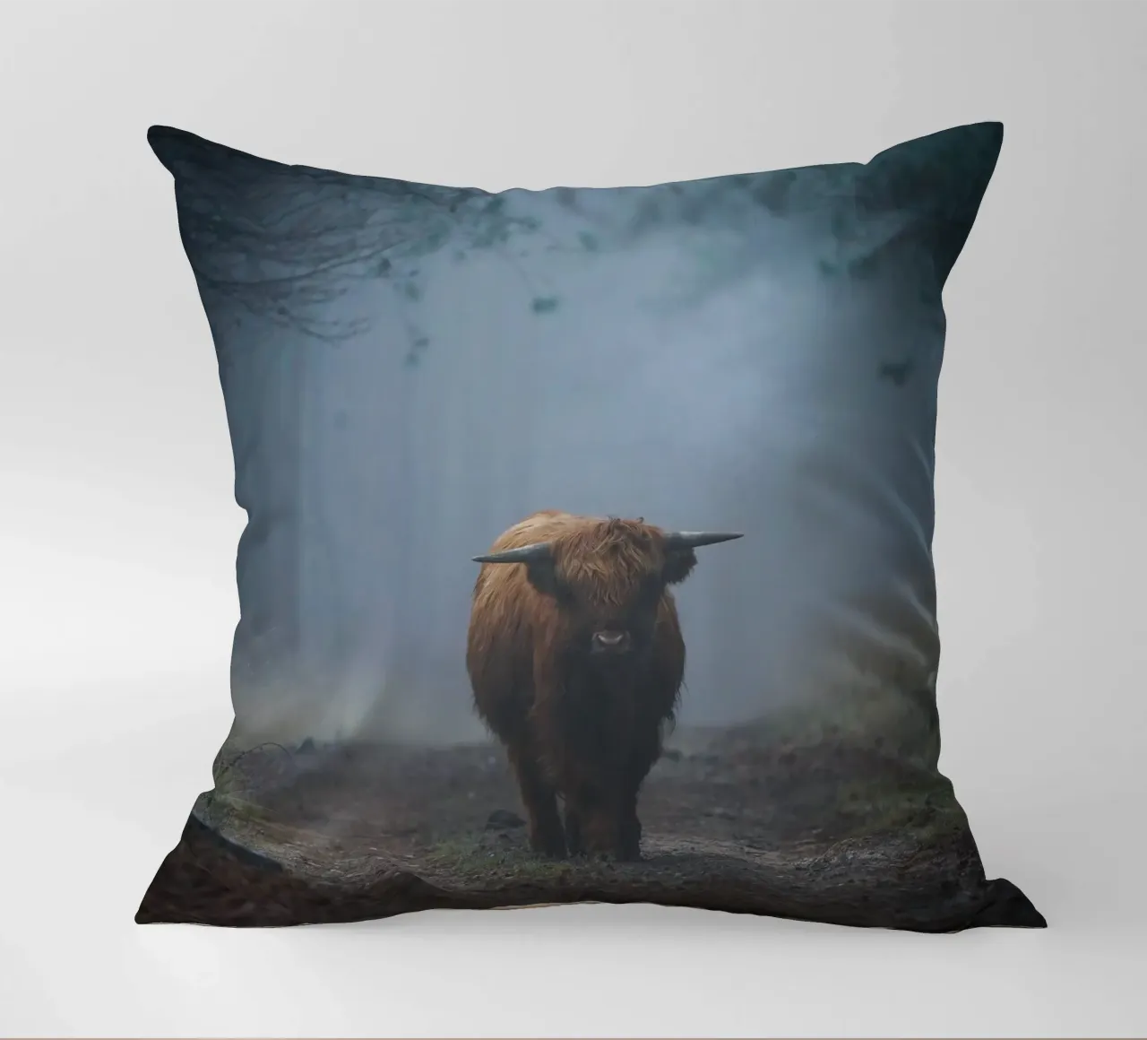 Mucca Highland in una foresta nebbiosa cuscino da Tom's Wildlife