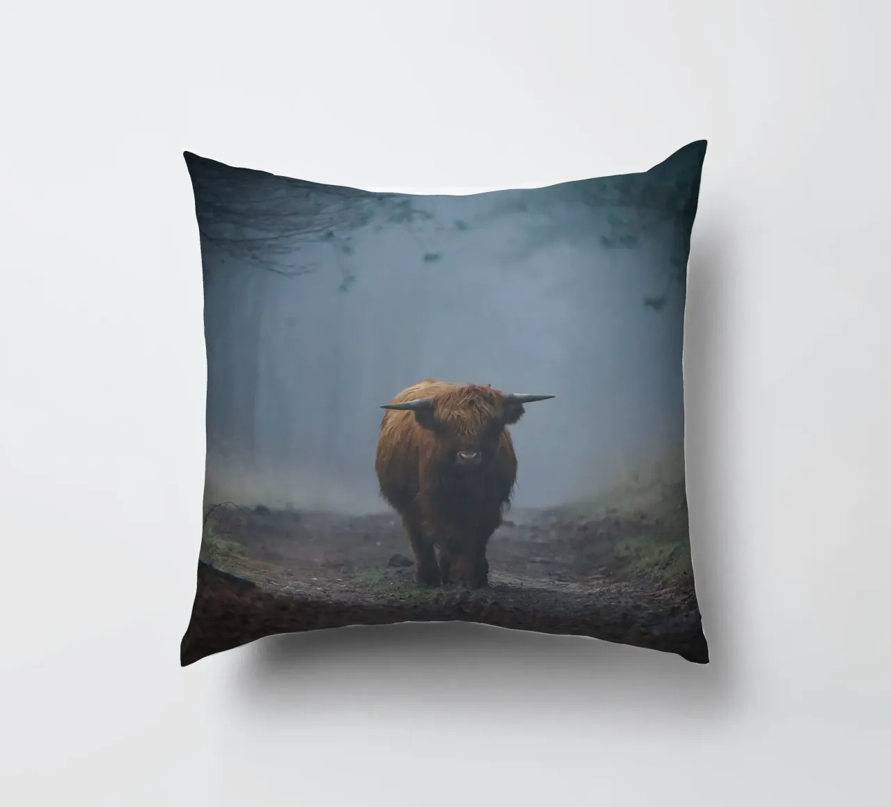 Mucca Highland in una foresta nebbiosa cuscino da Tom's Wildlife