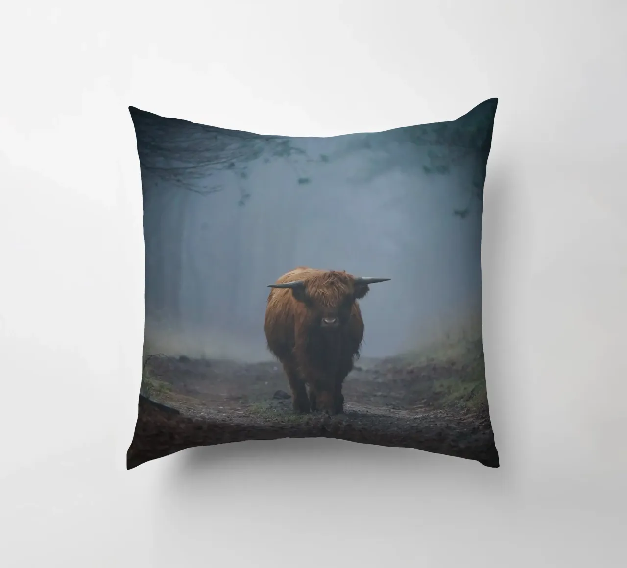 Mucca Highland in una foresta nebbiosa cuscino da Tom's Wildlife