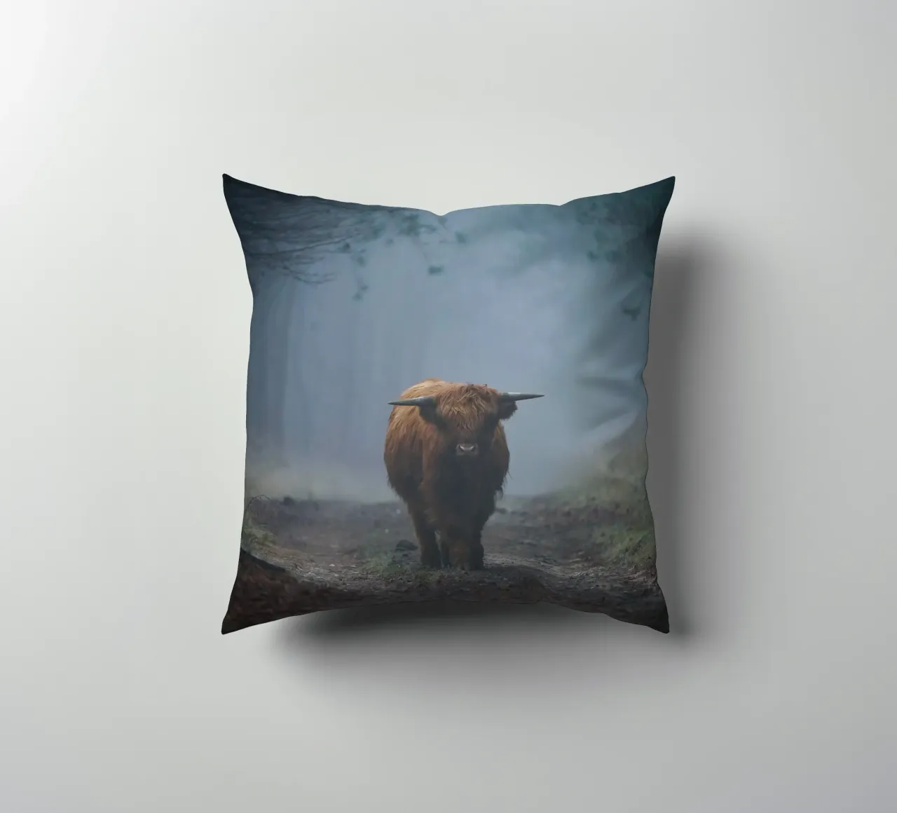 Mucca Highland in una foresta nebbiosa cuscino da Tom's Wildlife