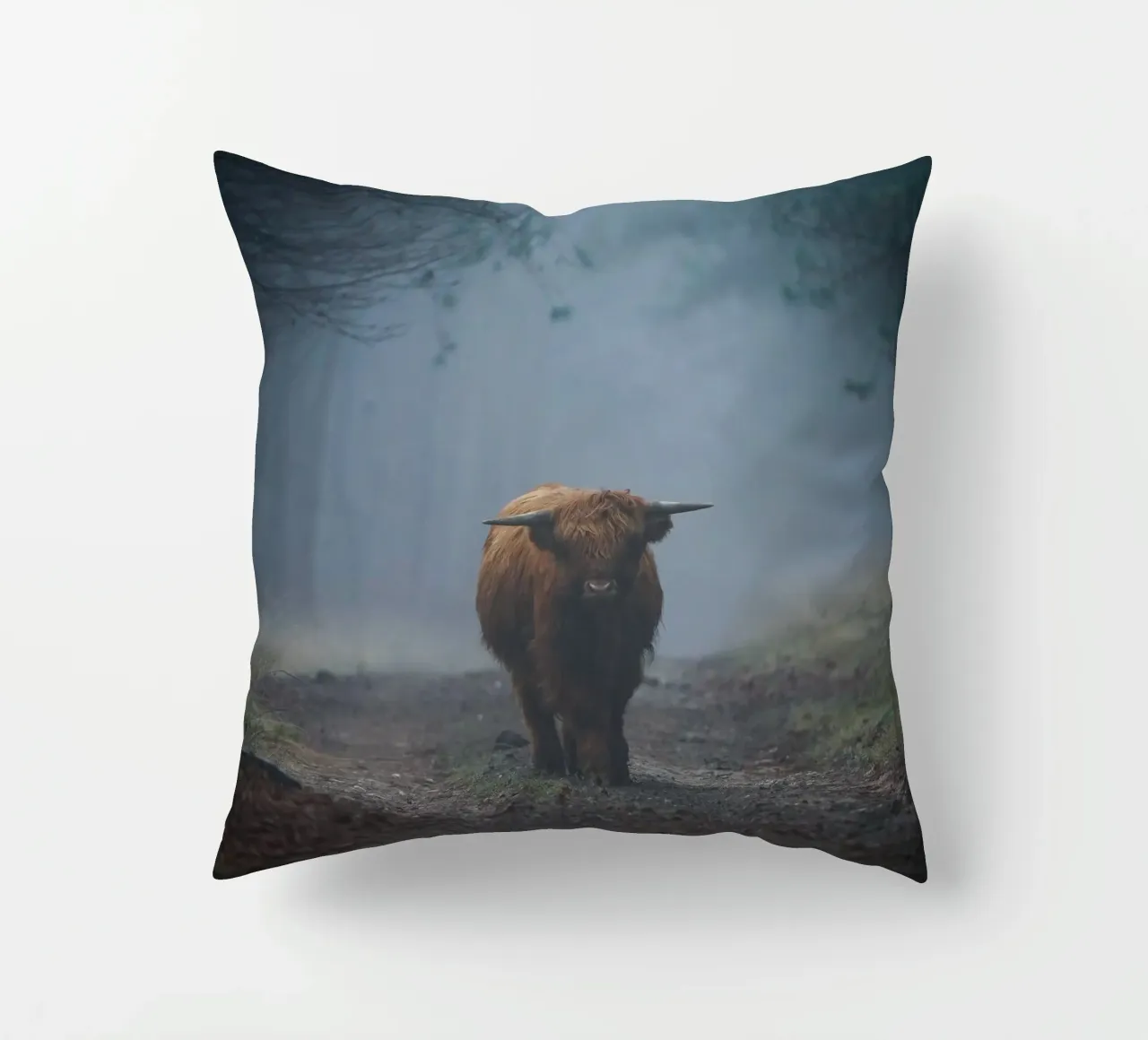 Mucca Highland in una foresta nebbiosa cuscino da Tom's Wildlife