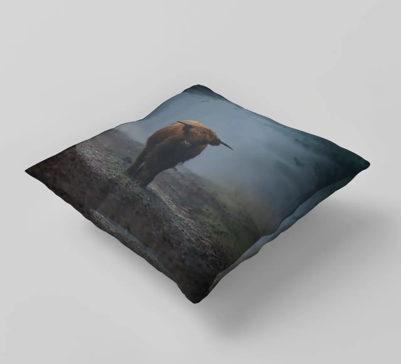 Mucca Highland in una foresta nebbiosa cuscino da Tom's Wildlife