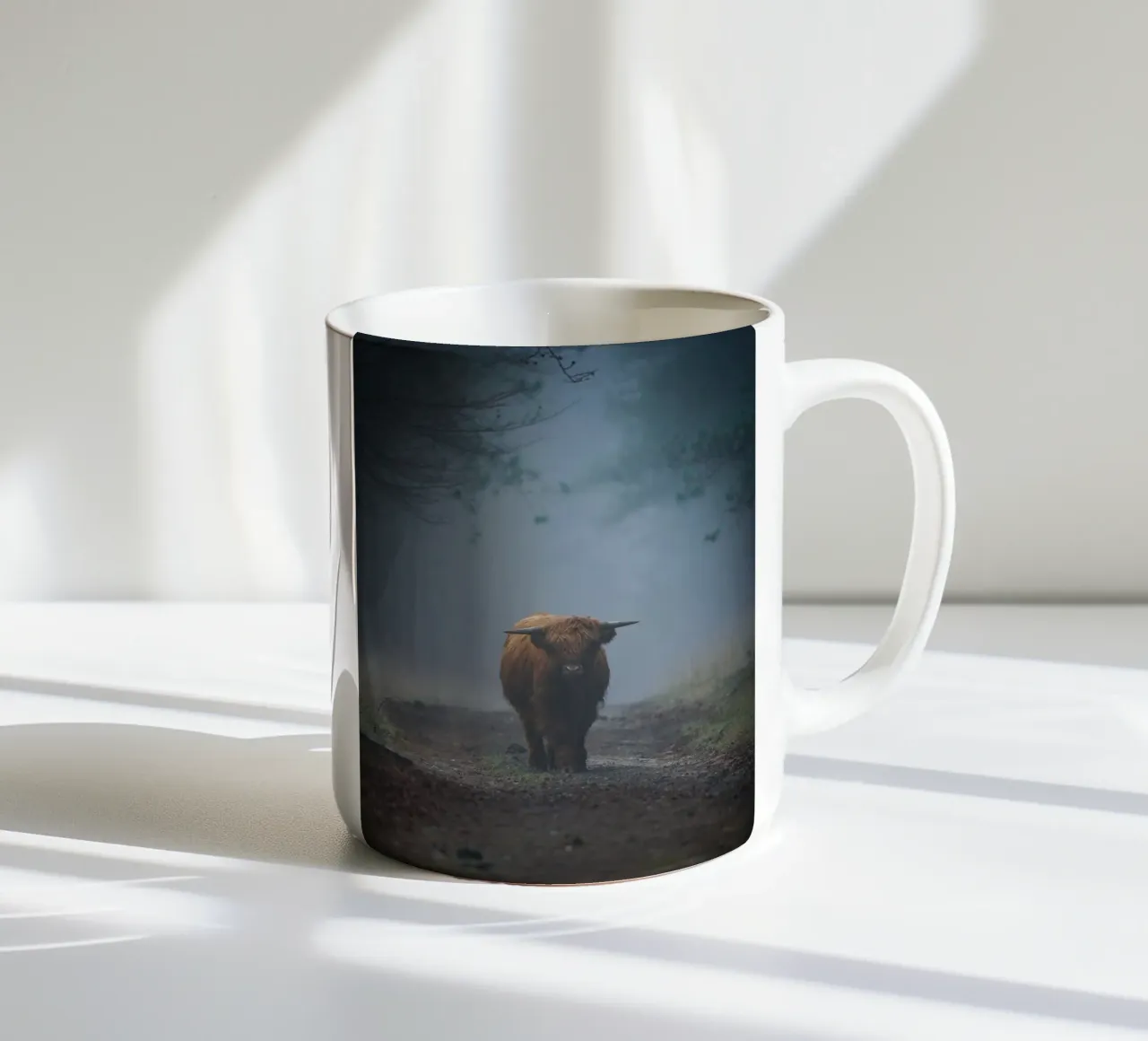 Mucca Highland in una foresta nebbiosa tazza in ceramica da Tom's Wildlife
