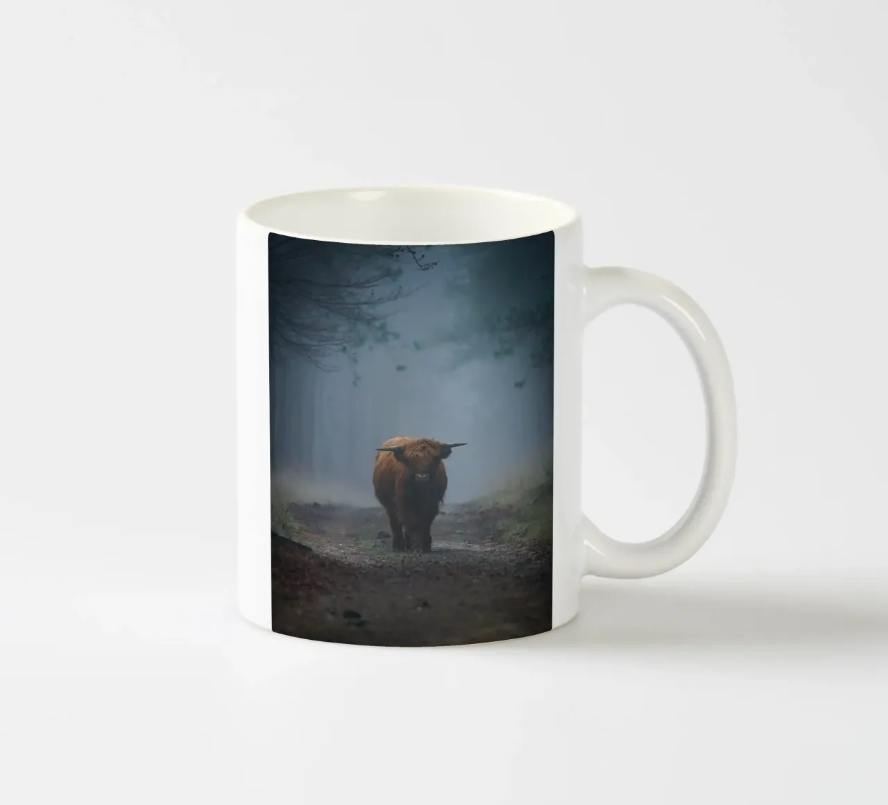Mucca Highland in una foresta nebbiosa tazza in ceramica da Tom's Wildlife