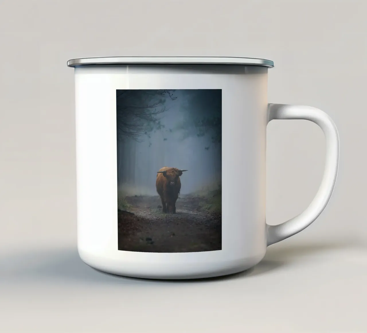 Mucca Highland in una foresta nebbiosa tazza in smalto da Tom's Wildlife