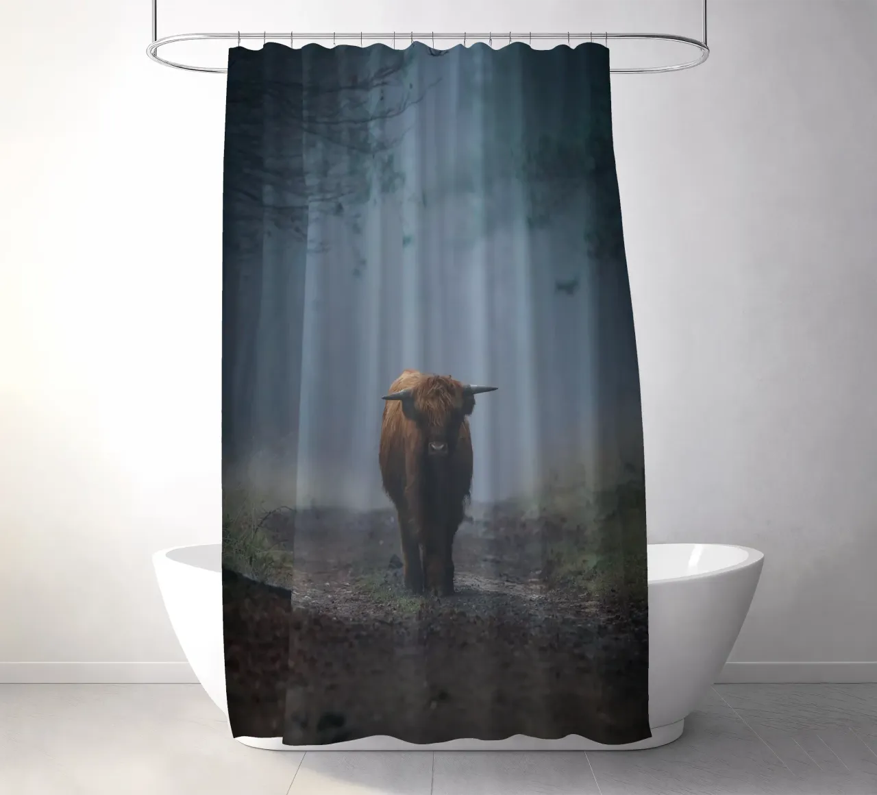 Mucca Highland in una foresta nebbiosa tenda da doccia da Tom's Wildlife