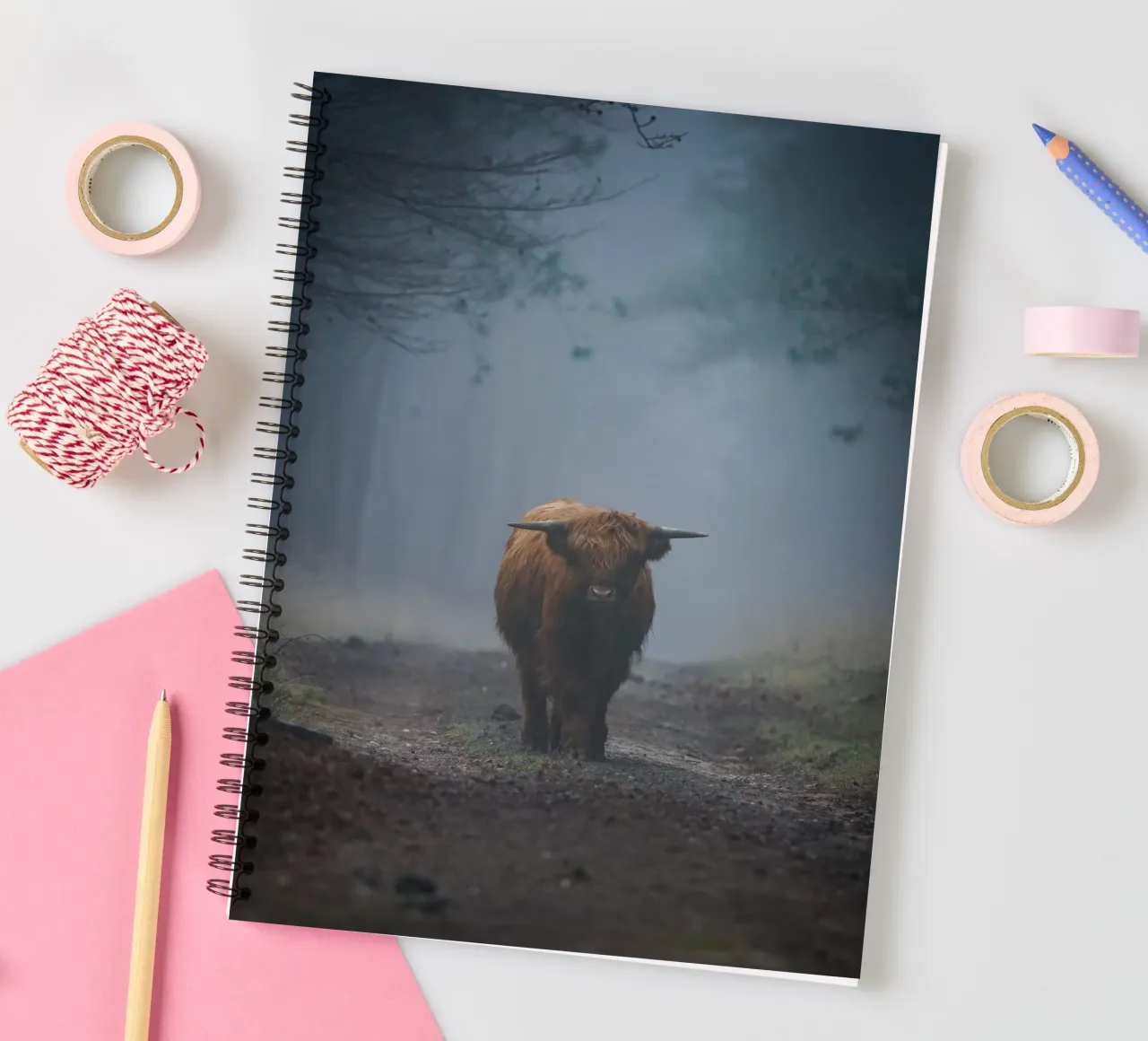 Mucca Highland in una foresta nebbiosa diario ad anelli da Tom's Wildlife