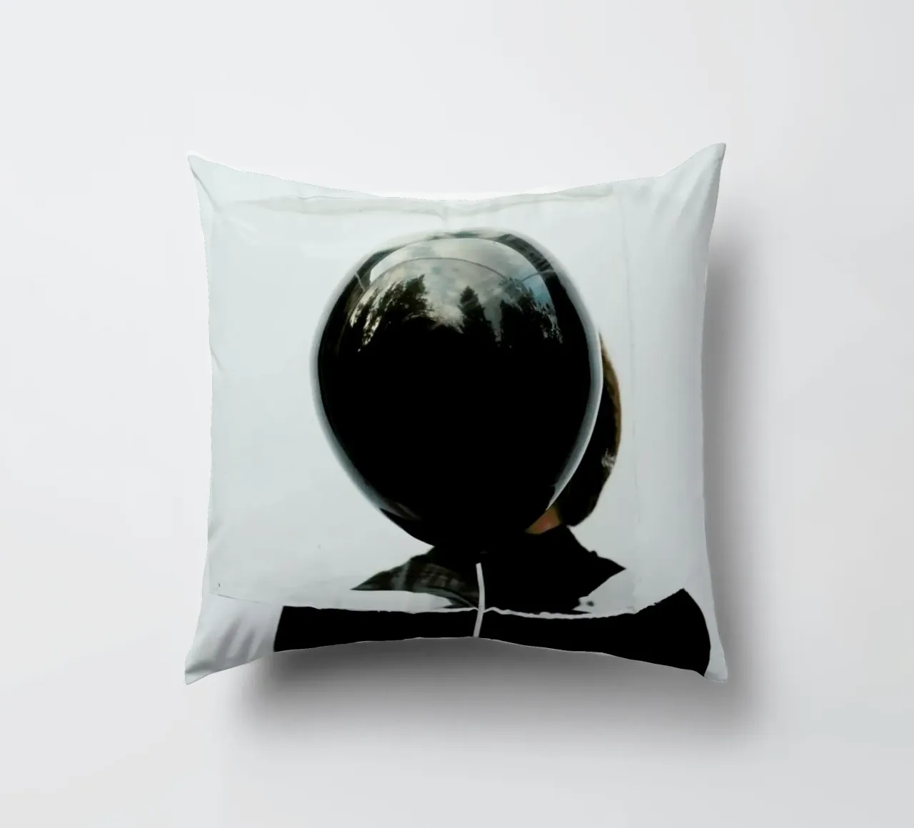 Behind The Balloon cuscino da Jovana Rikalo