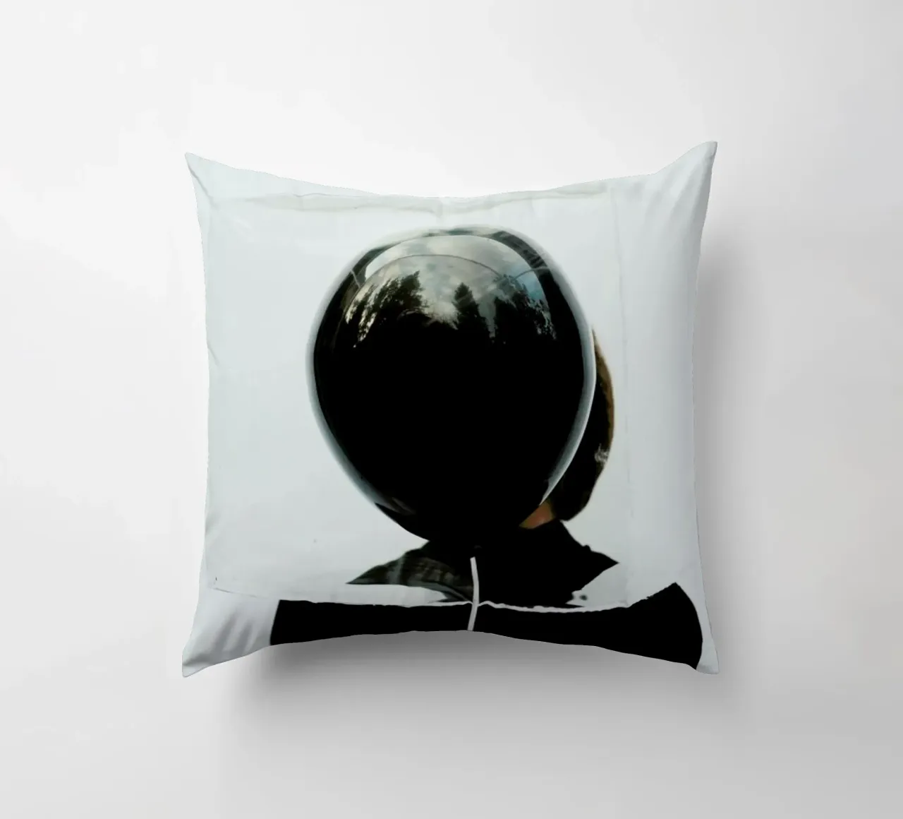 Behind The Balloon cuscino da Jovana Rikalo