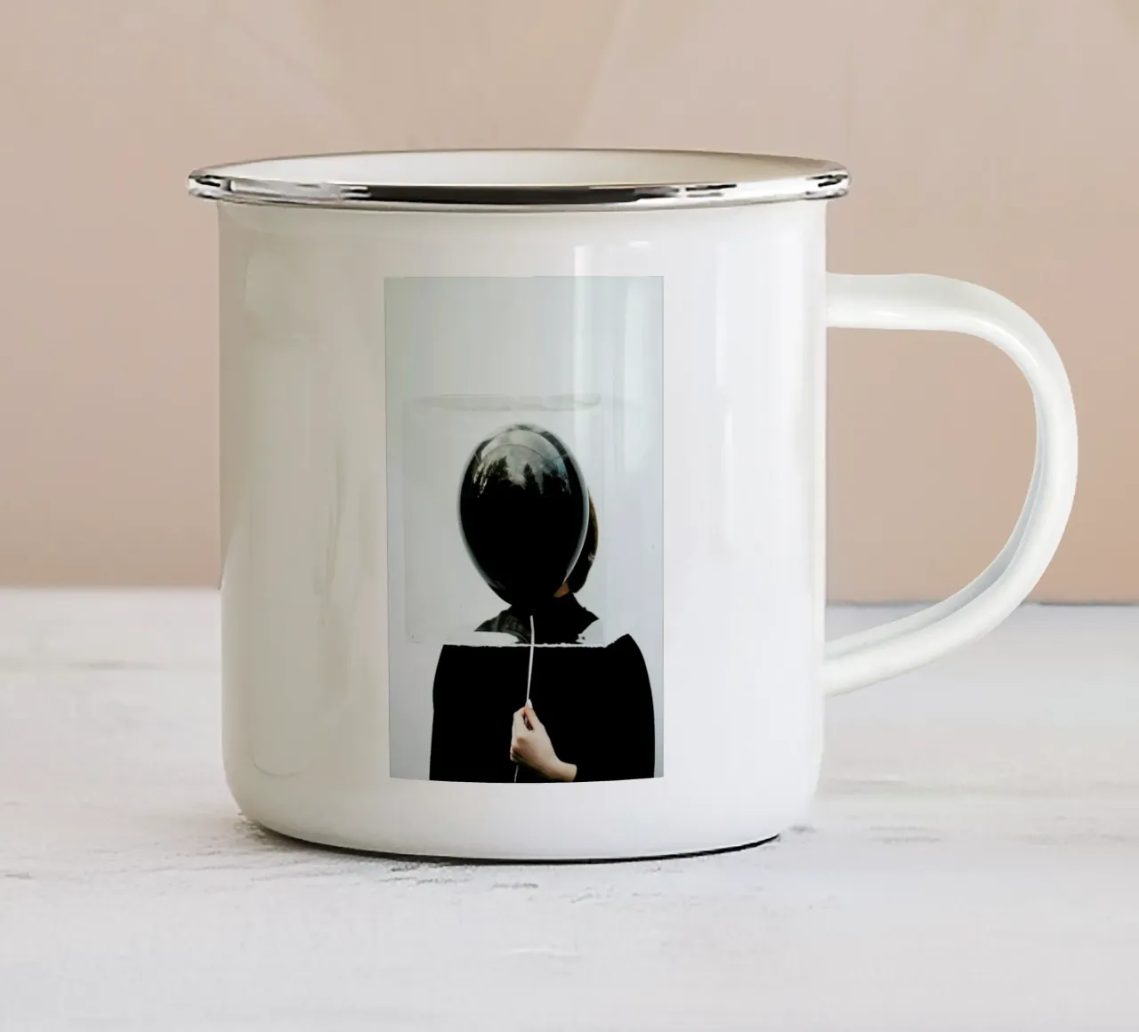 Behind The Balloon tazza in smalto da Jovana Rikalo