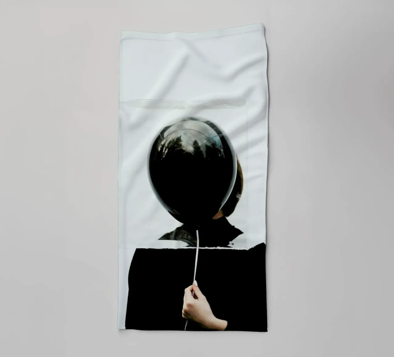 Behind The Balloon asciugamano da bagno da Jovana Rikalo