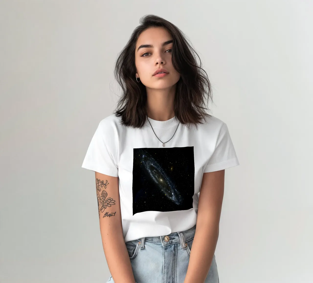 Galassia di Andromeda Immagine ripresa dal telescopio Hubble NASA t-shirt da ARTVI-SHOP