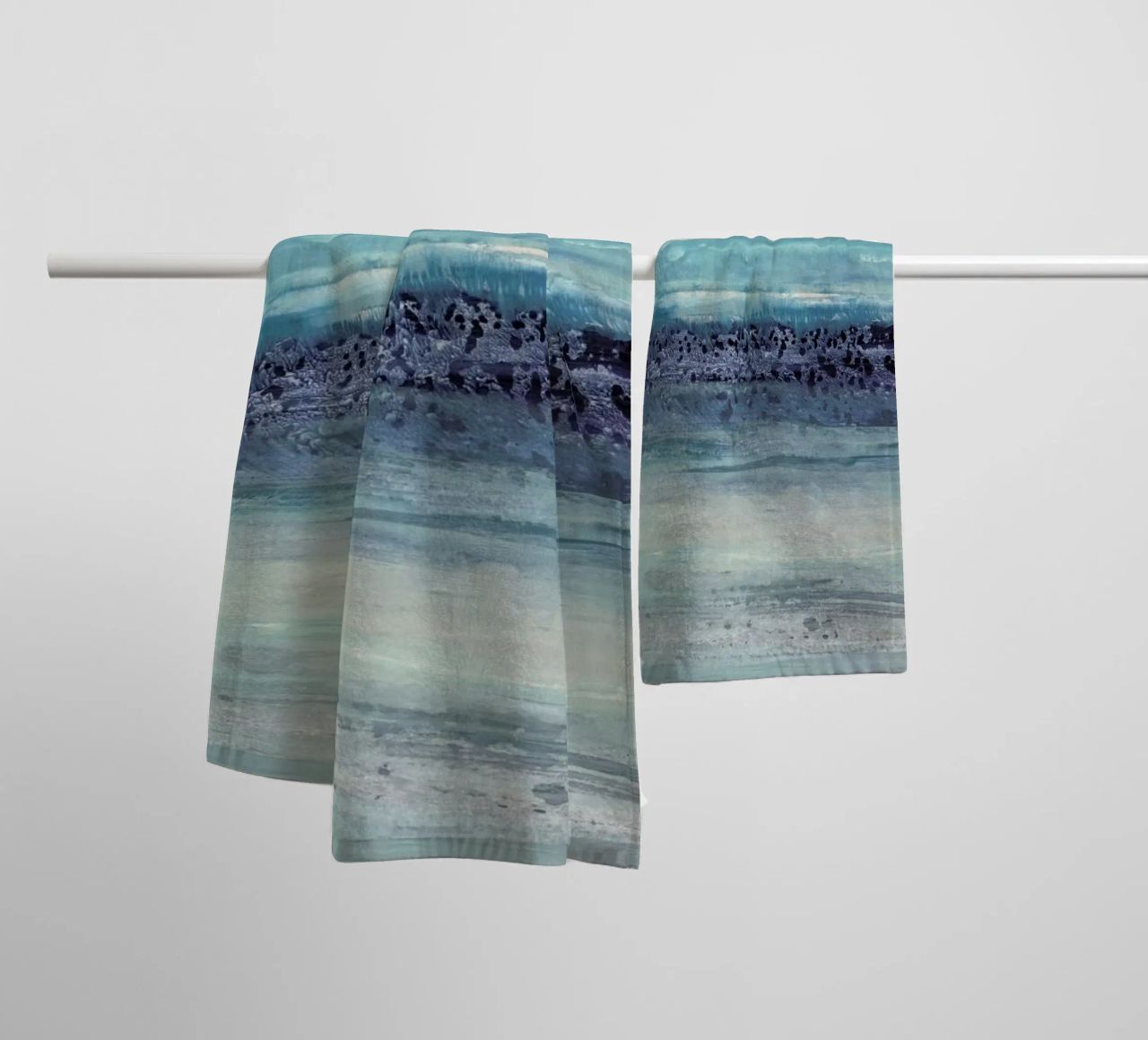 Serenity II Handtuch von IRIS LEHNHARDT FINE ART