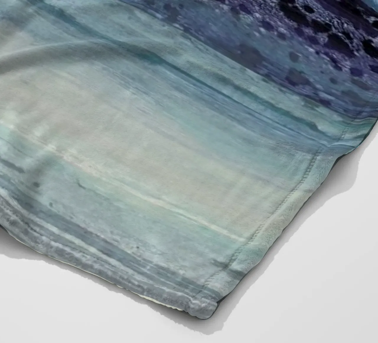 Serenity II coperta in pile da IRIS LEHNHARDT FINE ART