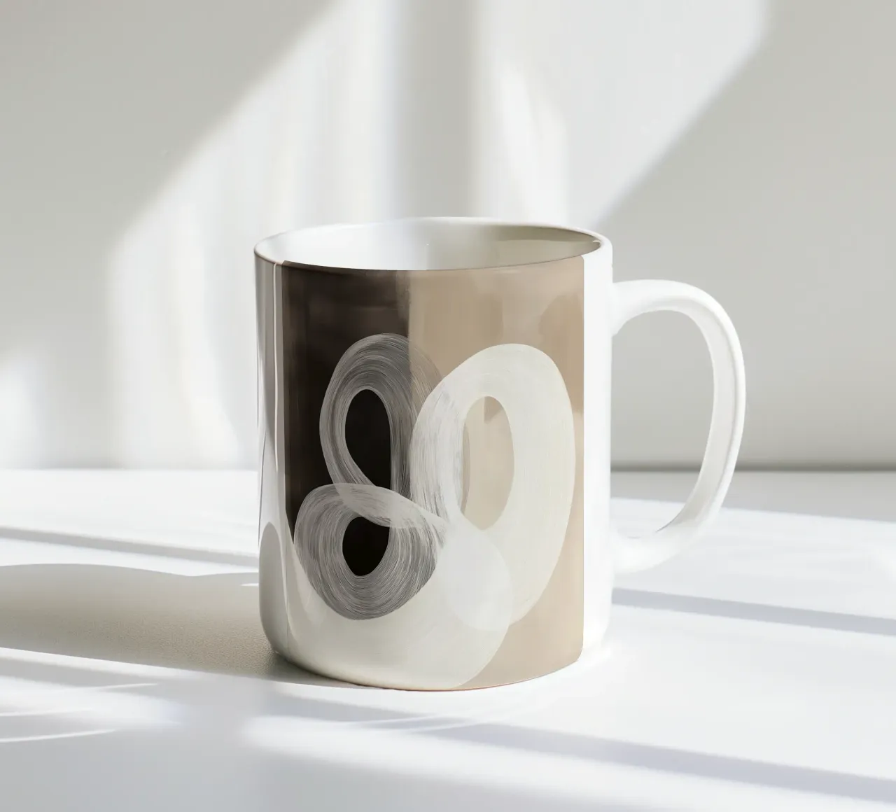 Forme astratte in marrone e crema tazza in ceramica da Imagine
