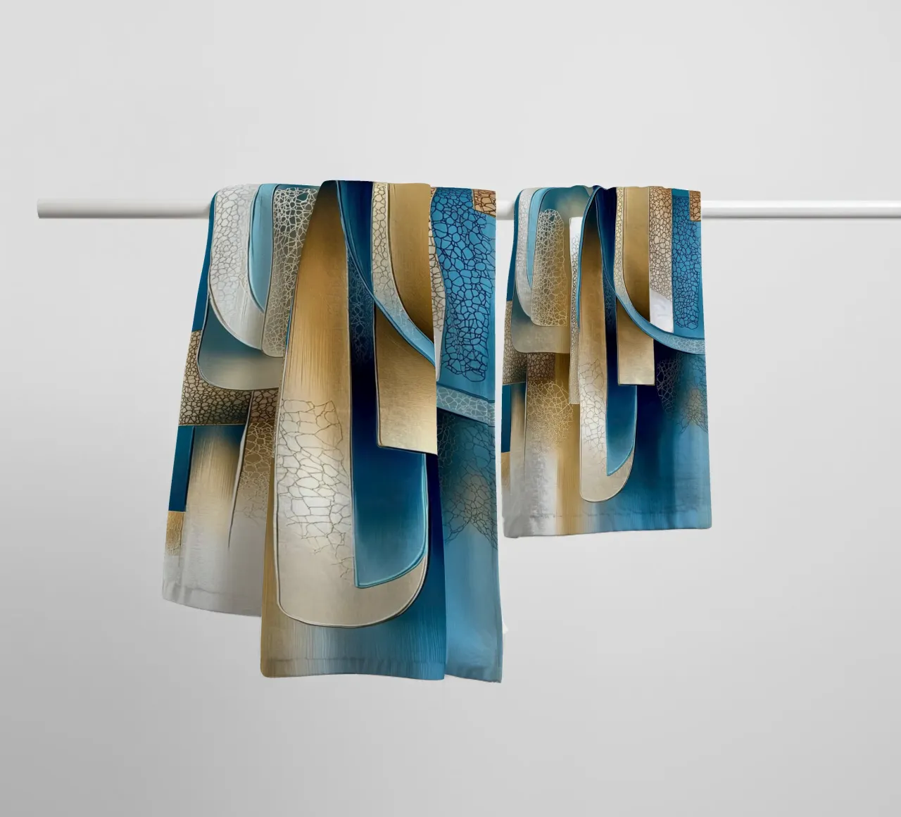 Abstracte vorm in blauw en goud badhanddoek van Imagine