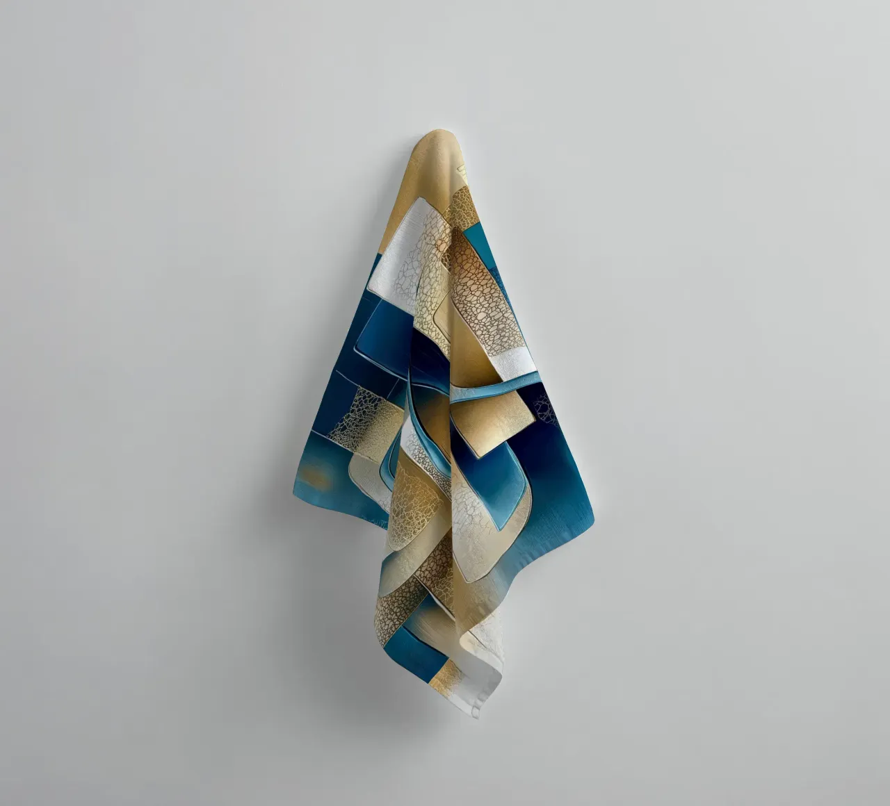 Abstracte vorm in blauw en goud badhanddoek van Imagine