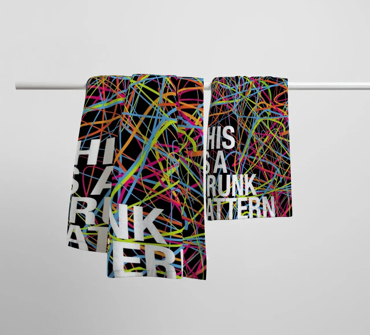 This is my drunk pattern asciugamano da bagno da Danny Ivan