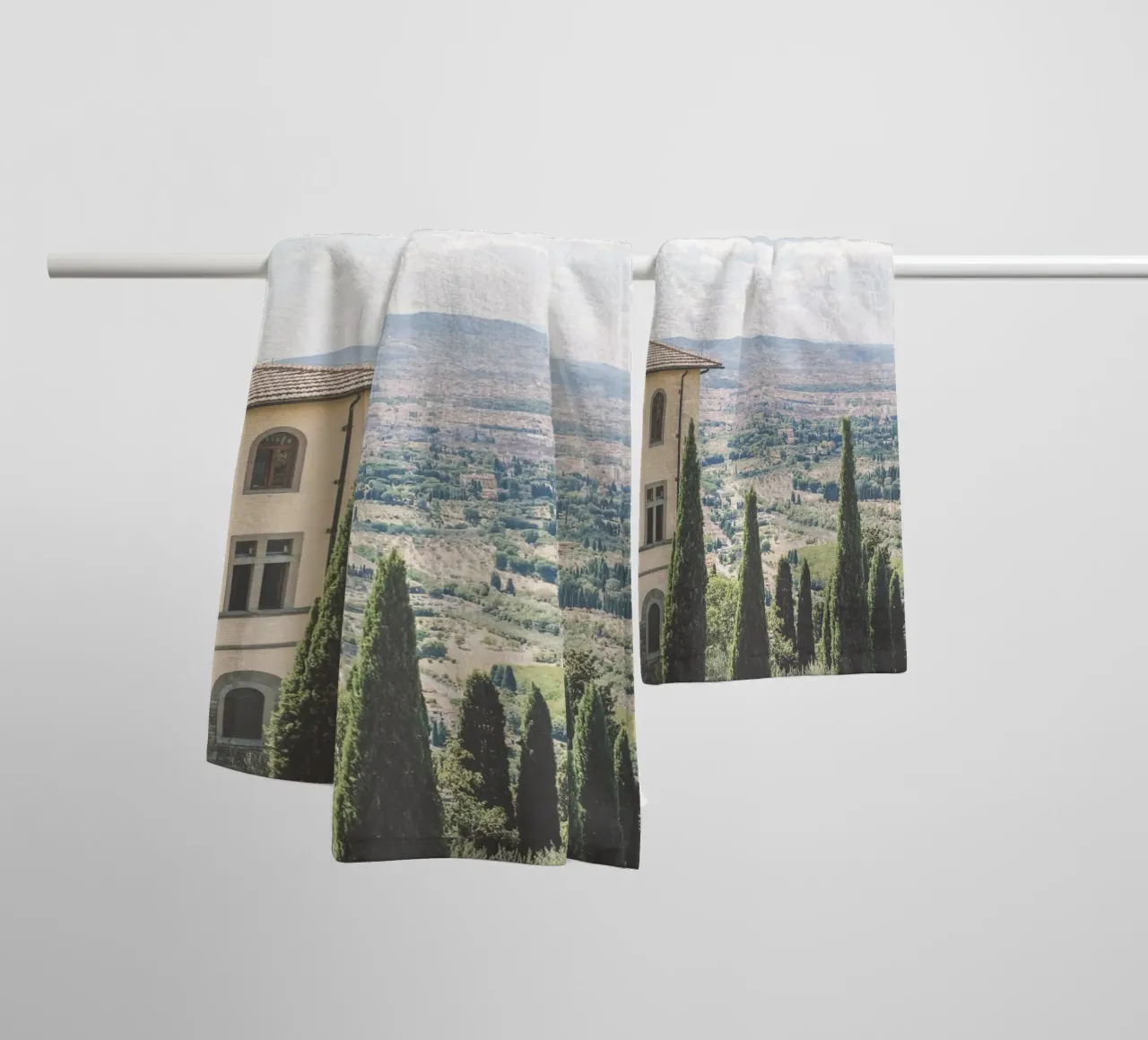 Florence, Italie I Vue skyline sur la campagne de Toscane serviette de bain de Julie Travel Photography