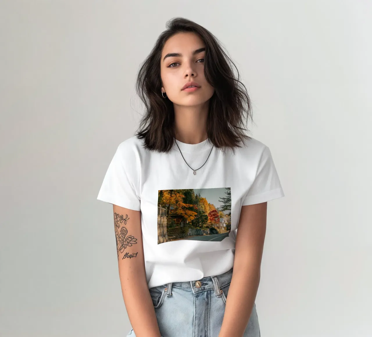 Strada d'autunno sulle Alpi giapponesi t-shirt da Marcel Bisig