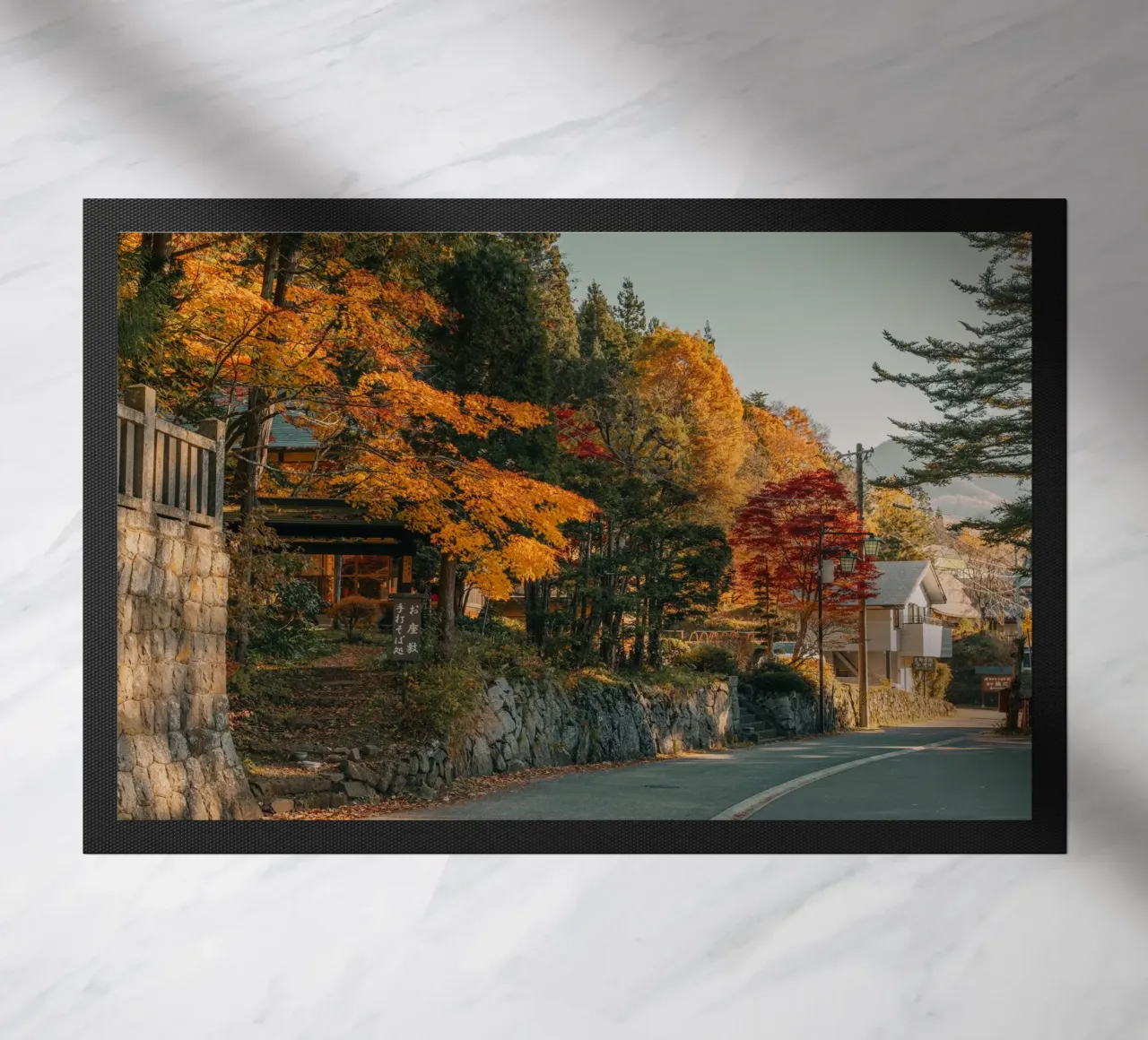 Strada d'autunno sulle Alpi giapponesi zerbino da Marcel Bisig