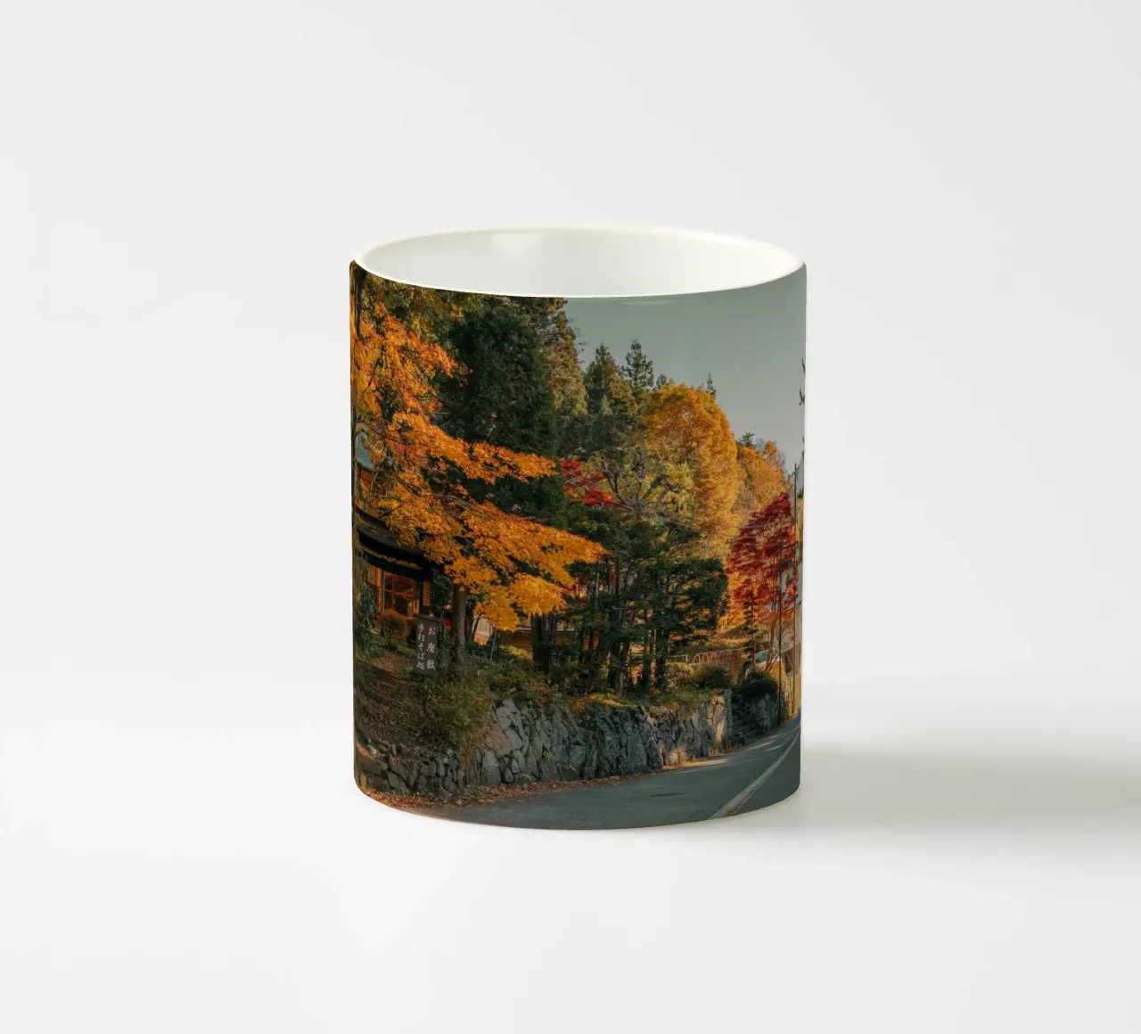 Strada d'autunno sulle Alpi giapponesi tazza in ceramica da Marcel Bisig