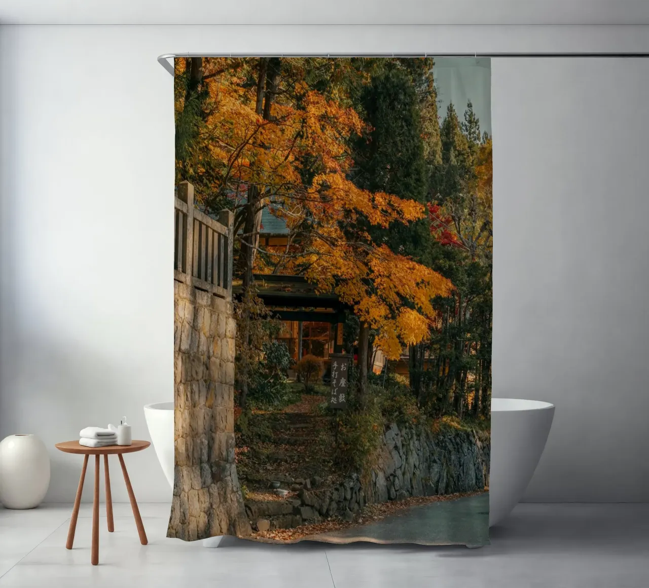 Strada d'autunno sulle Alpi giapponesi tenda da doccia da Marcel Bisig