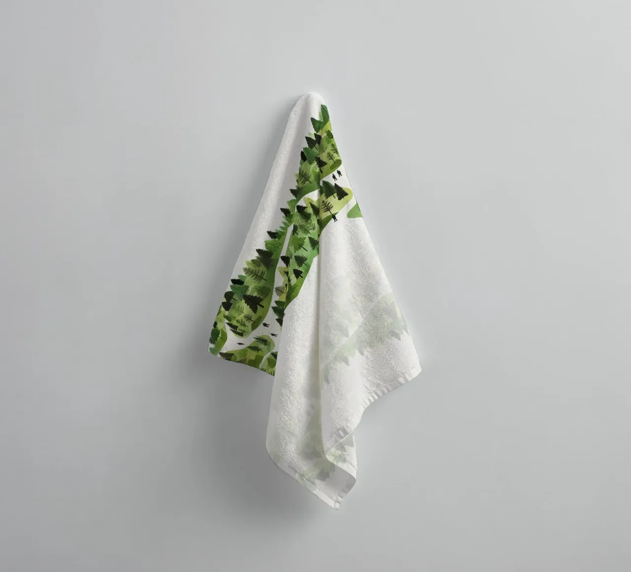 Green emerge 3 - reflection asciugamano da bagno da The Quiet Senju