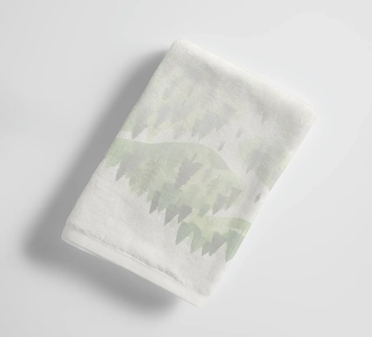 Green emerge 3 - reflection asciugamano da bagno da The Quiet Senju