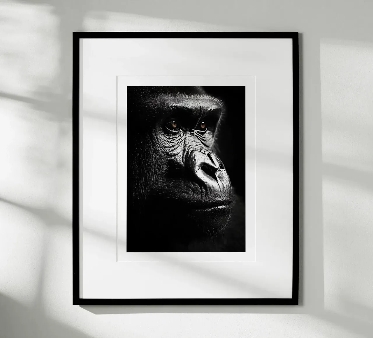 Ritratto riflessivo di un gorilla poster con telaio in legno da Monochrome